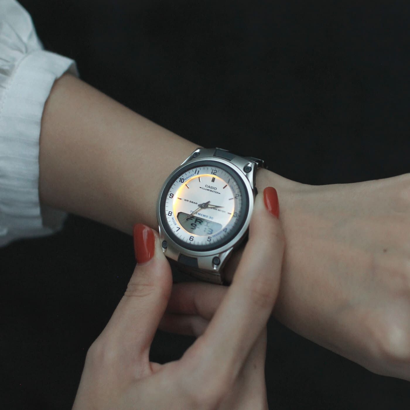 フェリシモコレクション|このごろ meets CASIO 推しカシ　カルチャーテックボーイ〈AW-80D-7AJH〉|アンバーカラーのLEDライトは、ボタンから手を離しても数秒間ついている残照機能付き