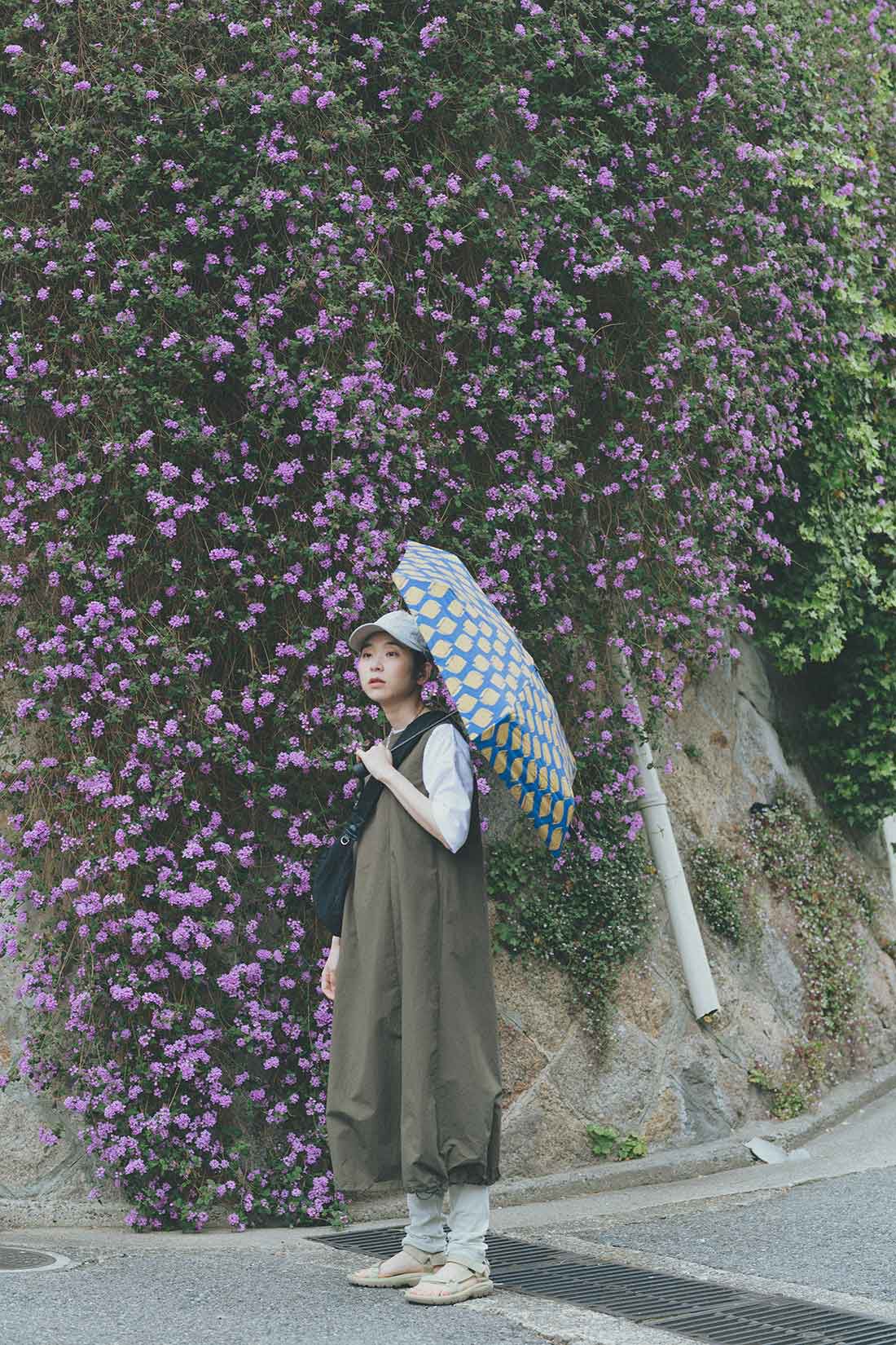IEDIT|福田麻琴さん 撥水＆UVカット キャップ 〈グレー〉とフライス編みのレギンスＴＦＳとはまじとコラボバティック風晴雨兼用傘　リブインのコーディネート