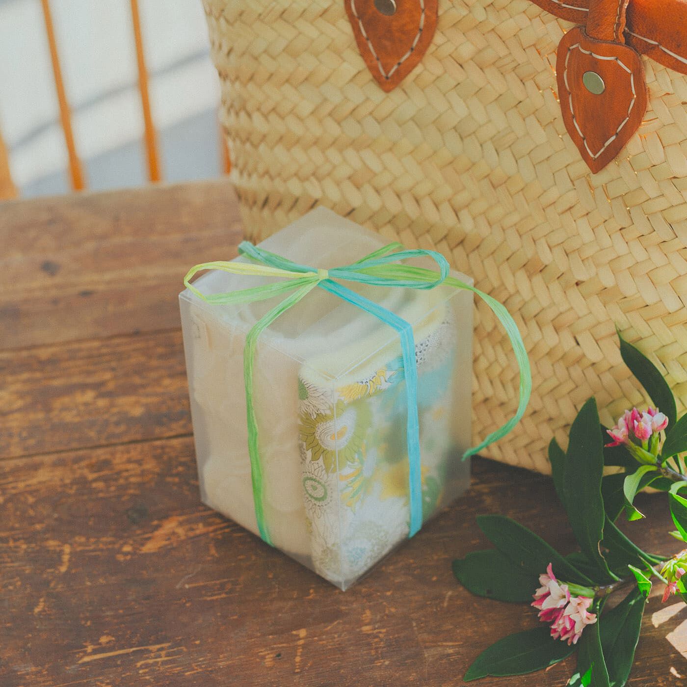 MonthlyBOX|ほんのき　クリアケース＆ラフィアリボン〈メッセージカード付き〉|ラッピングの見本です。
