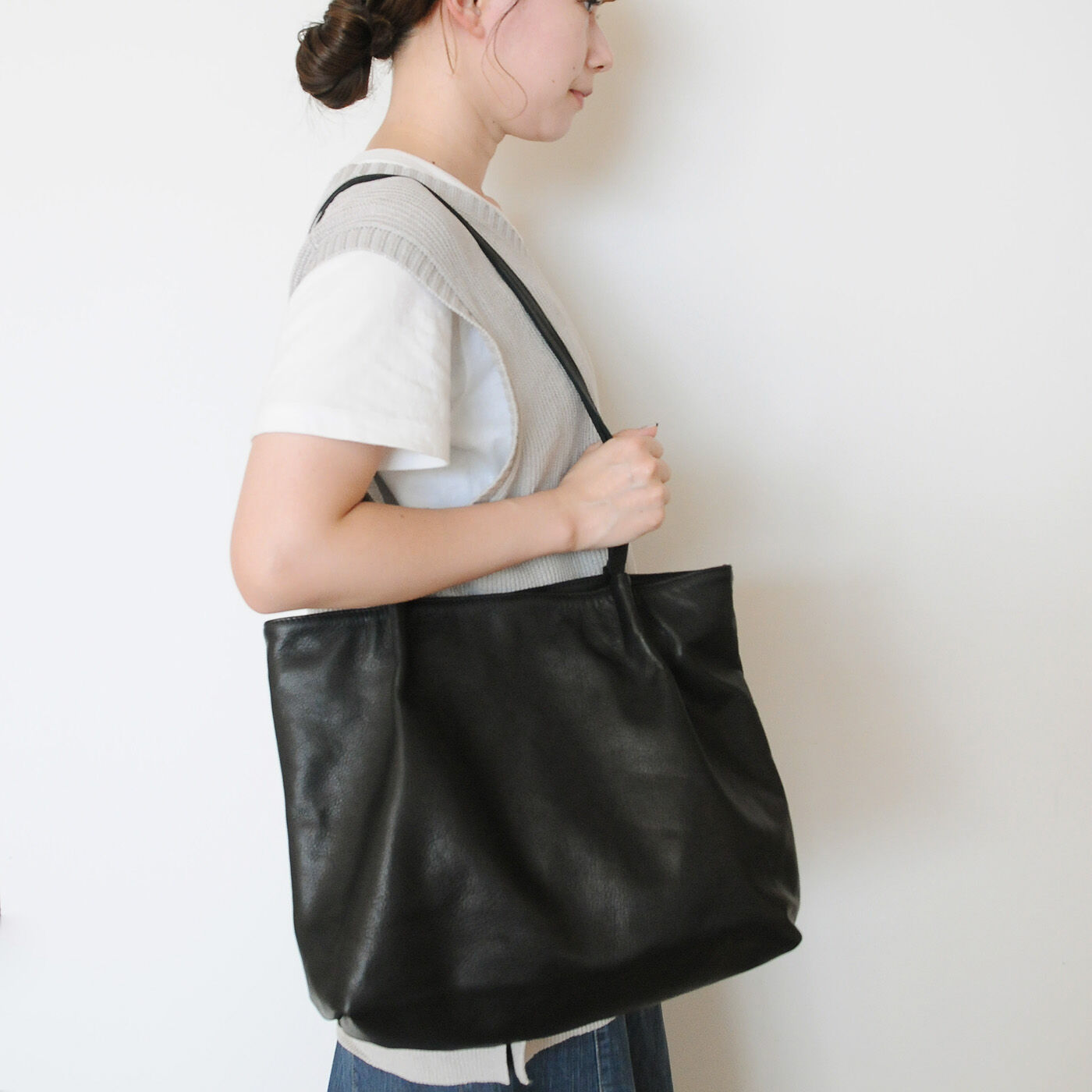 フェリシモコレクション|ブリリアンス神戸基金 KOBE PORT TOWER 福岡の鞄作家が作った 職人本革のカーポラヴォーロトート〈Black〉|細めの持ち手なのでスタイリッシュなコーデが楽しみます。
