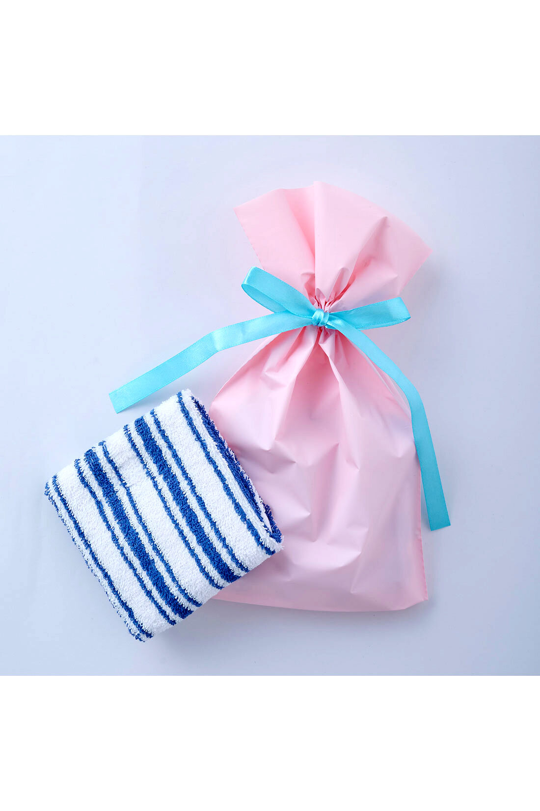 MonthlyBOX|ワンステップでかんたん！ ギフトラッピング袋ミニ (グリーン)|ラッピング例　※タオルは商品に含まれません。※お届けの商品とはカラーが異なります。