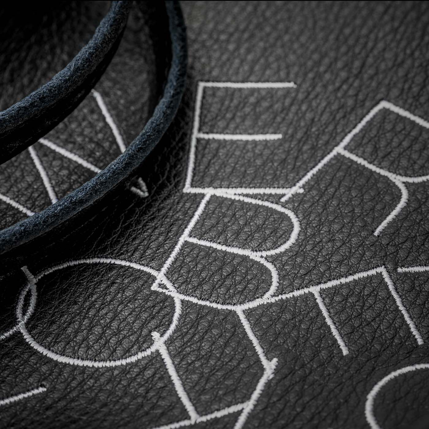 フェリシモコレクション|ブリリアンス神戸基金 KOBE PORT TOWER 福岡の鞄作家が作った 職人本革のカーポラヴォーロトート〈Black〉|鞄の表面には神戸ポートタワー公式ロゴが刺しゅうされています。