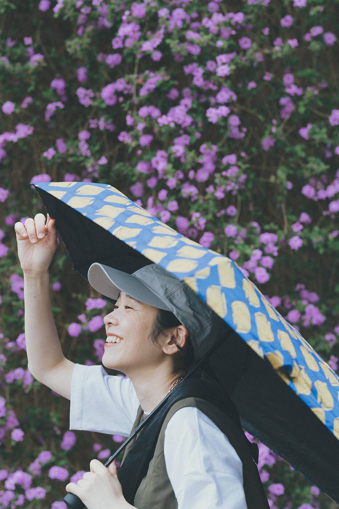 IEDIT|福田麻琴さん 撥水＆UVカット キャップ 〈グレー〉とフライス編みのレギンスＴＦＳとはまじとコラボバティック風晴雨兼用傘　リブインのコーディネート