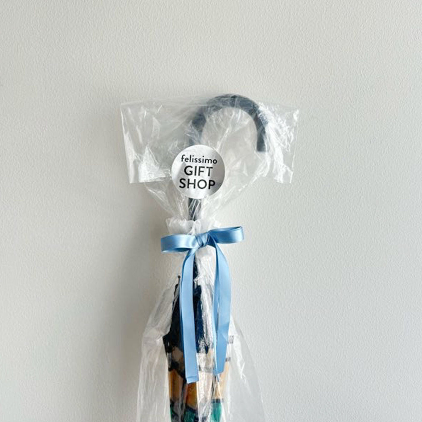 フェリシモコネクション|「目利きの選りすぐり」用　ギフトバッグ＆ラッピングサービス|細長い物や袋に入らない物は、リボンやシールなどをお付けします。ラッピング方法はフェリシモにお任せください。※写真は使用するギフトバッグ・ラッピングの一例です。