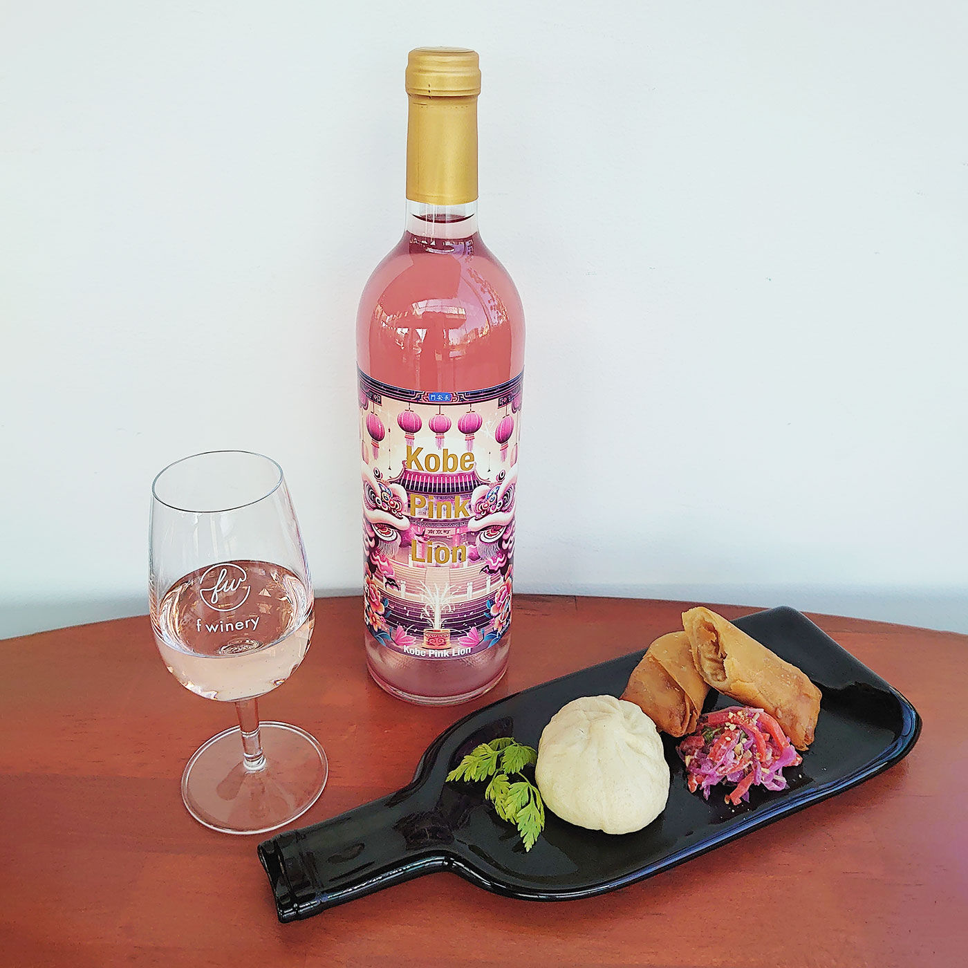 フェリシモコネクション|f winery　南京町コラボ　スペシャルピンクワイン|南京町のピンク獅子のように可憐なピンクワインを、中華料理と共に味わってみては。