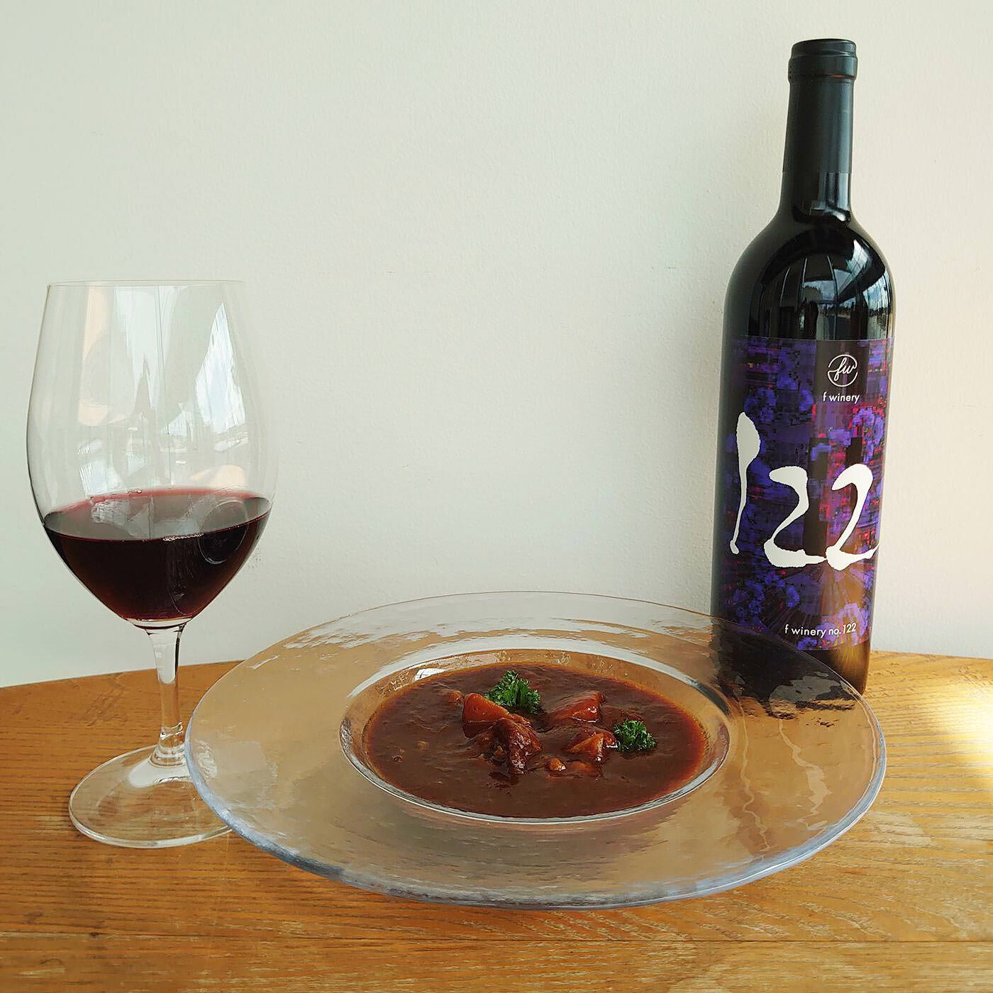 フェリシモコネクション|f winery122　シラーズ|力強いシラーズは肉料理、たとえば焼肉などとの相性がいよいです。日常ならカレーやビーフシチューで。