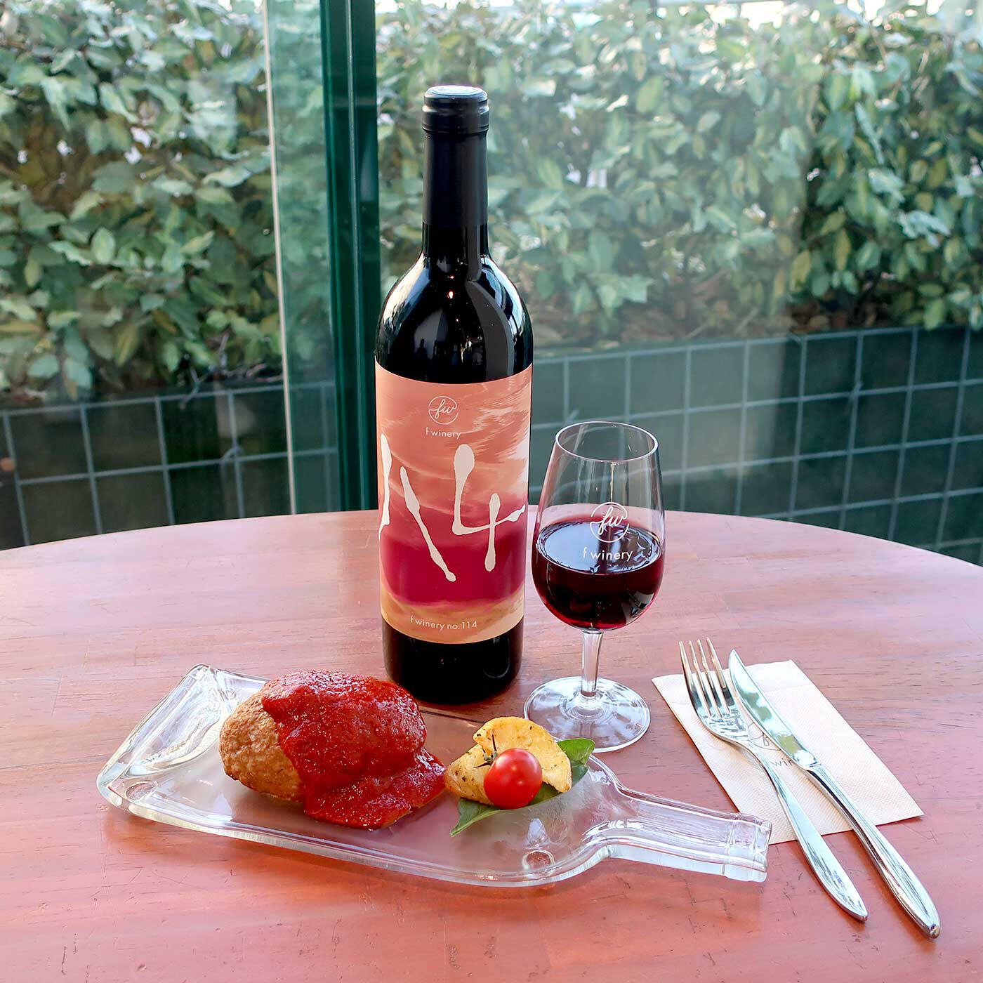 フェリシモコネクション|f winery114　メルロー|トマトが良く効いた口の中でとろけるような肉料理がおすすめ。トマトソースたっぷりのハンバーグなど。