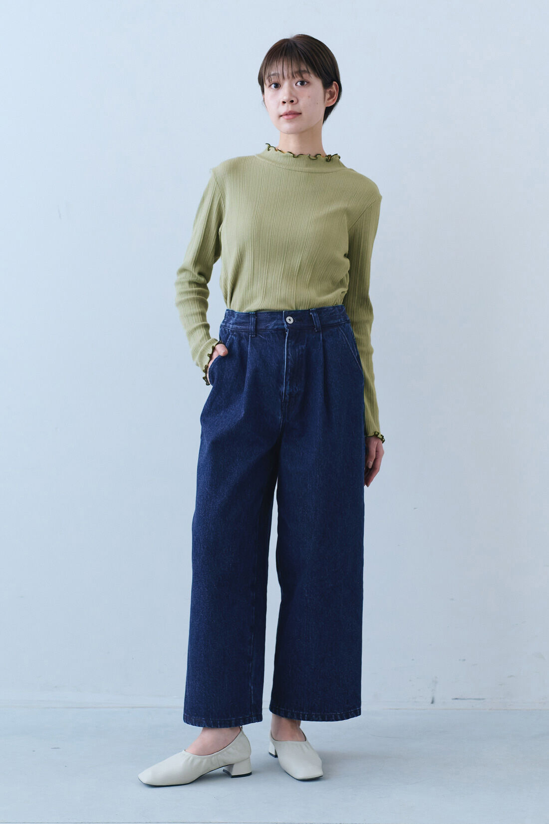 IEDIT|綿100％ 抗菌防臭 UVカット 三つ星 メロー リブトップス の会と国産 タック ワイドデニム 〈ブルー〉のコーディネート