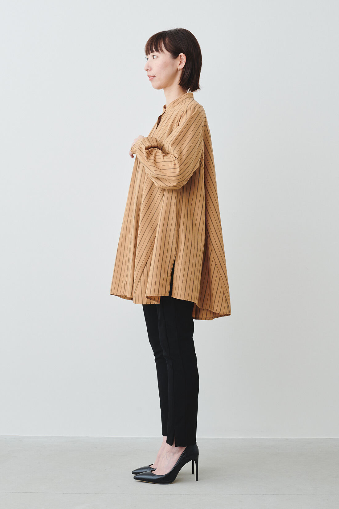 IEDIT|IEDIT[イディット]　360度美しい ふんわりフレアーの着映えバンドカラーシャツチュニック〈ブラックチェック〉|モデル身長：160cm・着用サイズ：M ※着用イメージです。お届けするカラーとは異なります。