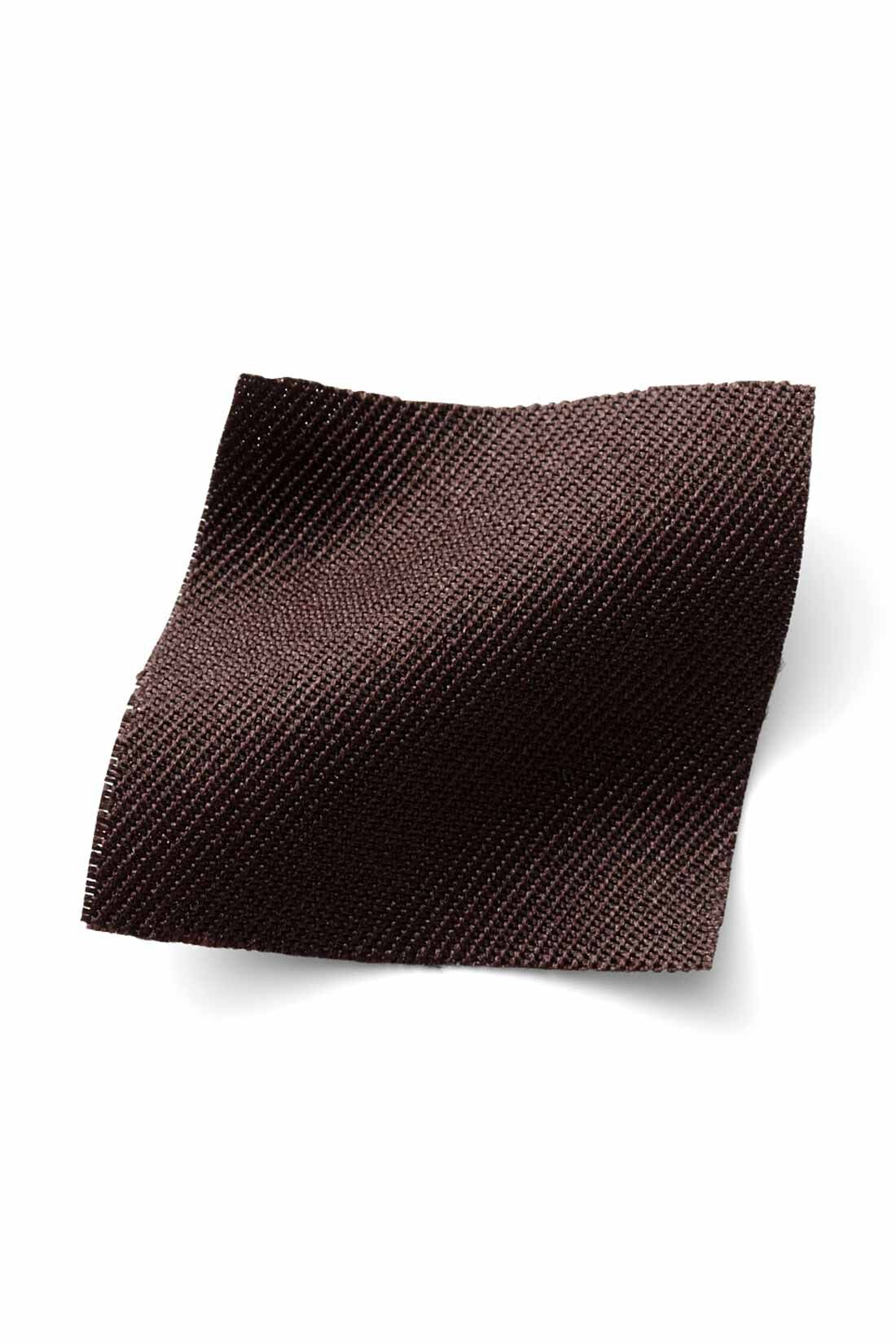 IEDIT|IEDIT[イディット]　着まわし広がる 2-WAY仕様がうれしい大人シルエットのジャンパースカート〈ブラウン〉|季節を問わずはきやすい、ほどよい厚みの布はく素材。 ※お届けするカラーとは異なります。