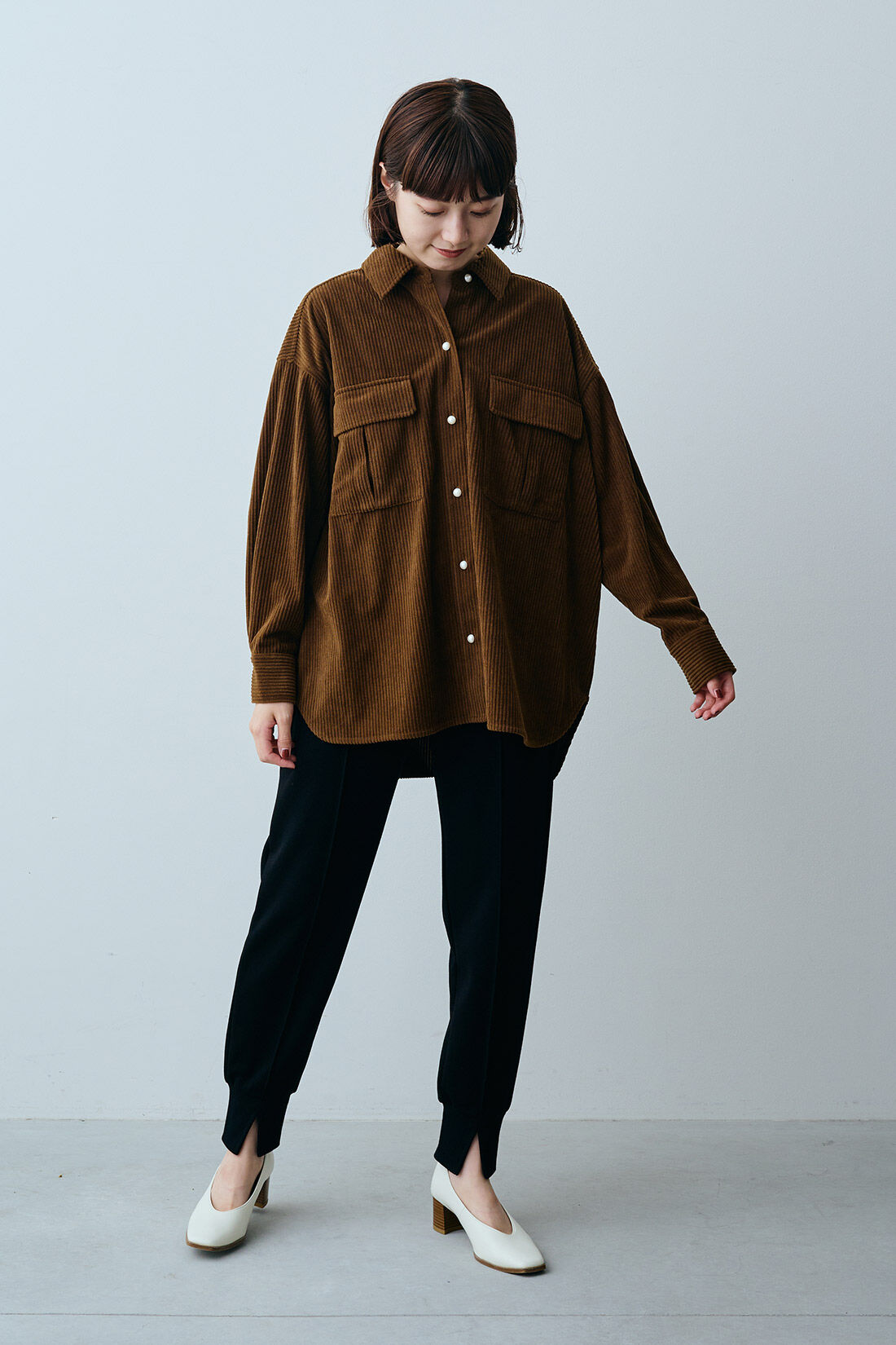 IEDIT|IEDIT[イディット]　シャツ以上アウター未満の　パール調ボタンのこなれオーバーサイズシャツ〈ブラウンコーデュロイ〉|モデル身長：163cm 着用サイズ：M