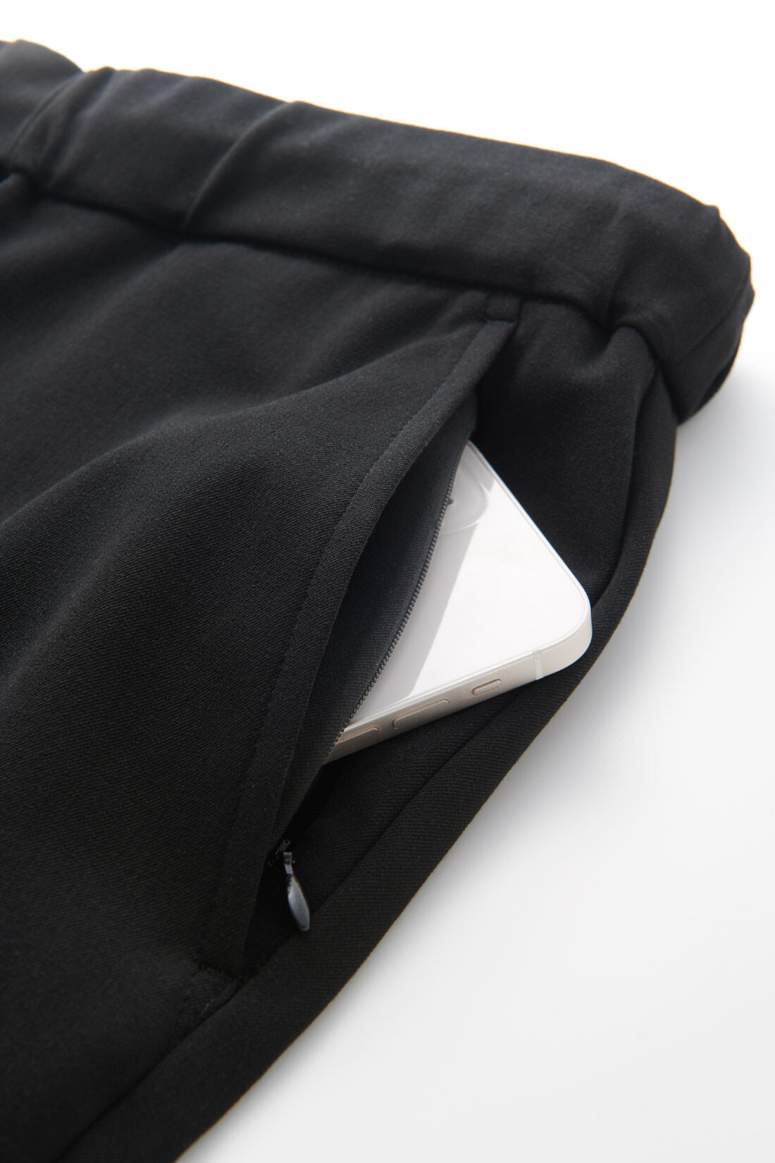 IEDIT|IEDIT[イディット]　いつまでもキレイな黒が続く 純黒プルオンスマートテーパードメンズパンツ〈ブラック〉|フロントサイドの左側ポケットには、スマホを入れるのにぴったりなファスナー仕様の隠しポケット付き。