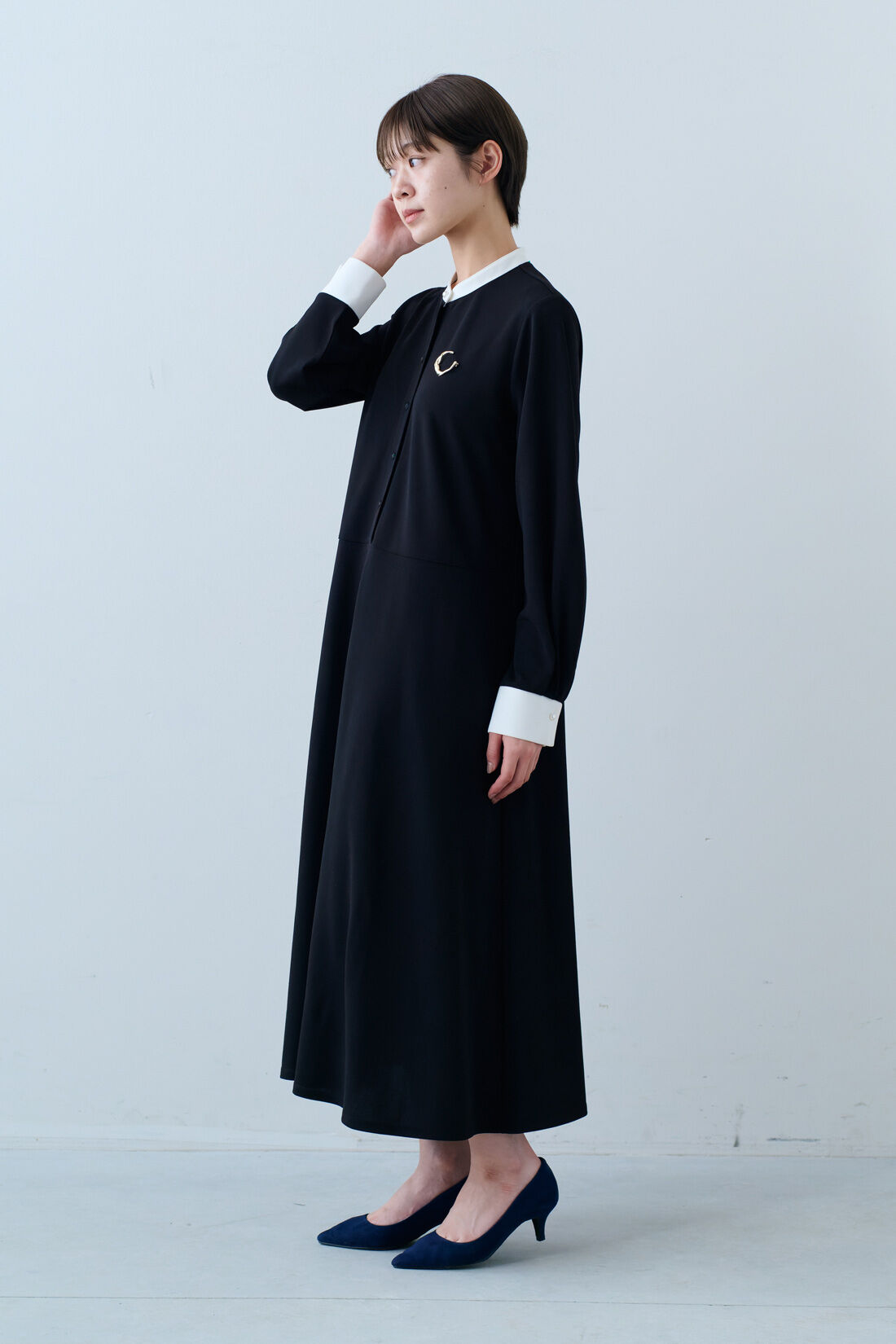 IEDIT［イディット］|IEDIT[イディット]　ブローチ付きバイカラーワンピース〈ブラック〉|モデル身長：163cm　着用サイズ：M