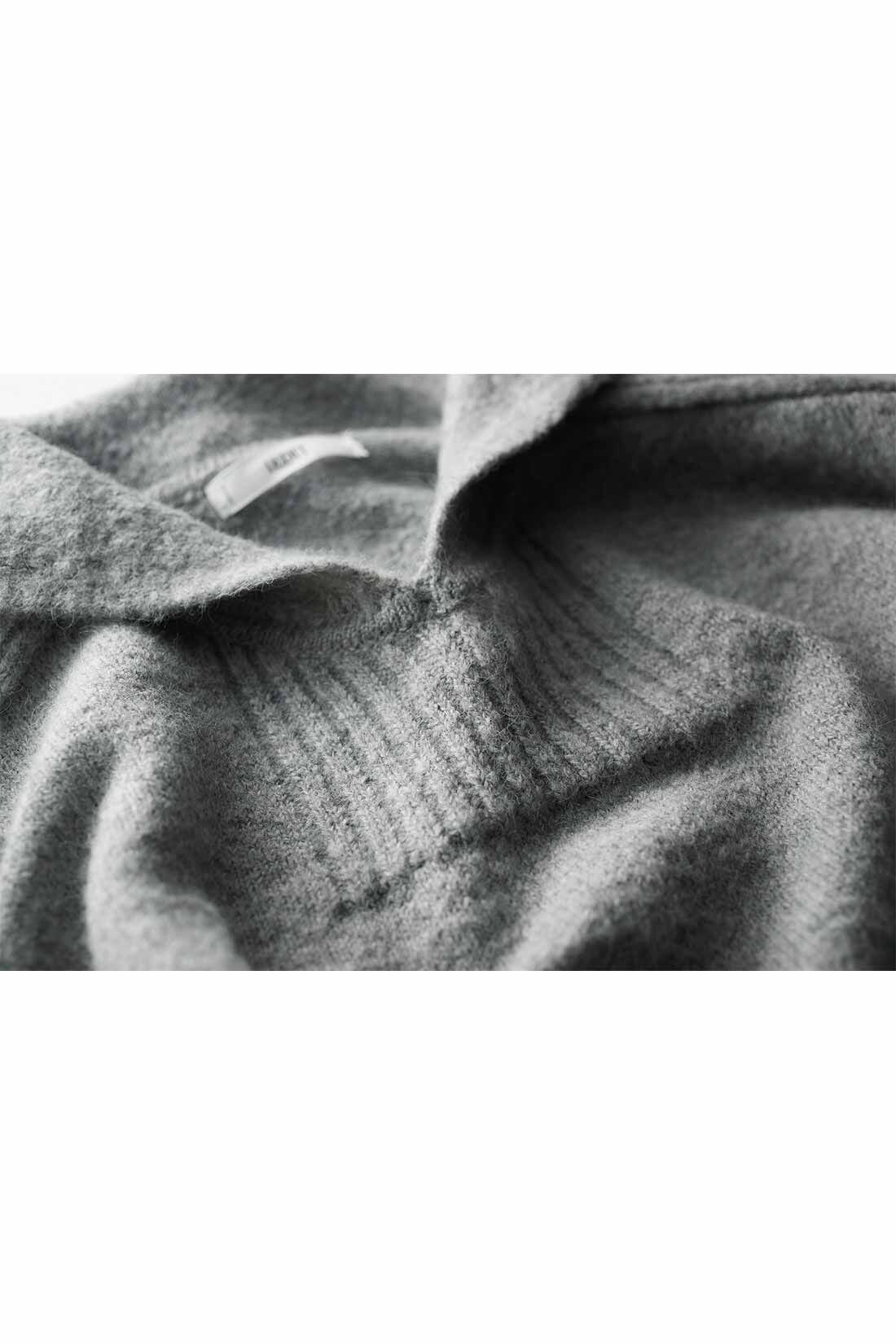 IEDIT[イディット]　マシンウォッシャブルのウール混素材がうれしい 編み柄がアクセントになったセーラーカラーニット〈グレー〉|あたたかく、滑らかなウール混素材。胸もとと肩山から袖口につながるリブ、セーラーカラーを縁取る編み地の変化で、メリハリのある表情に。