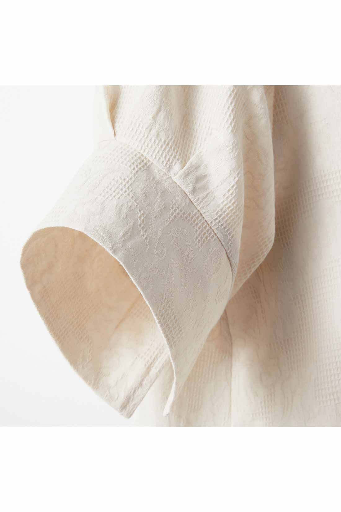 IEDIT|IEDIT[イディット]　フラワー織り柄でさり気なく気分があがる コットンドビー素材の袖タックデザインプルオーバー|タックで立体感をもたせた袖は、袖下にスリットを入れた太めのカフスもデザインポイント。