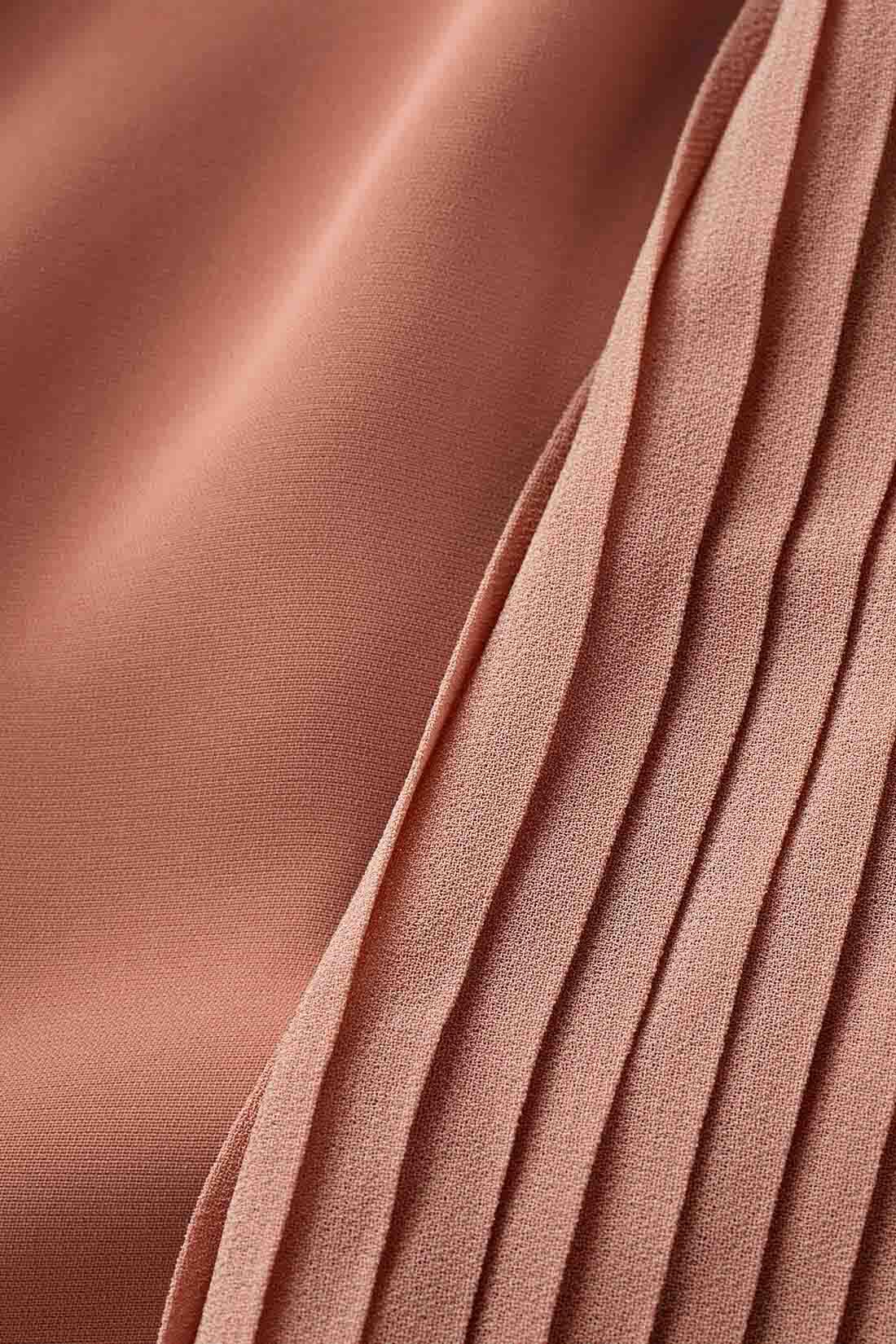 イディット|IEDIT[イディット]　袖プリーツが繊細なボウタイデザインブラウス〈テラコッタピンク〉|マットなポリエステル素材とシフォンプリーツの軽やかな薄手素材の組み合わせ。 ※お届けするカラーとは異なります。