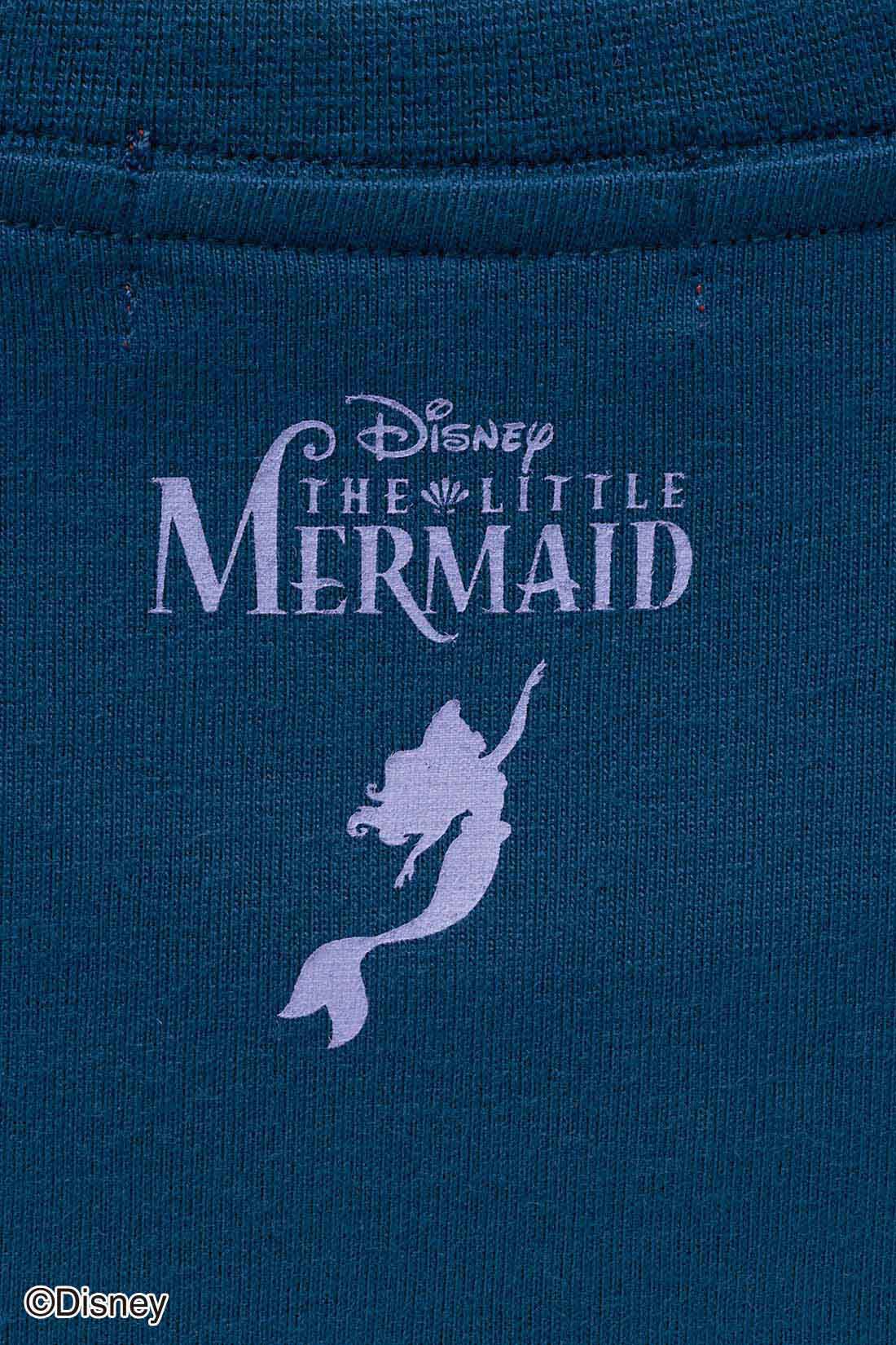 IEDIT|IEDIT[イディット]　Disney フロッキープリントの「リトルマーメイド」サブキャラTシャツの会|後ろネックにプリントした、ロゴとアリエルがさりげないアクセント。