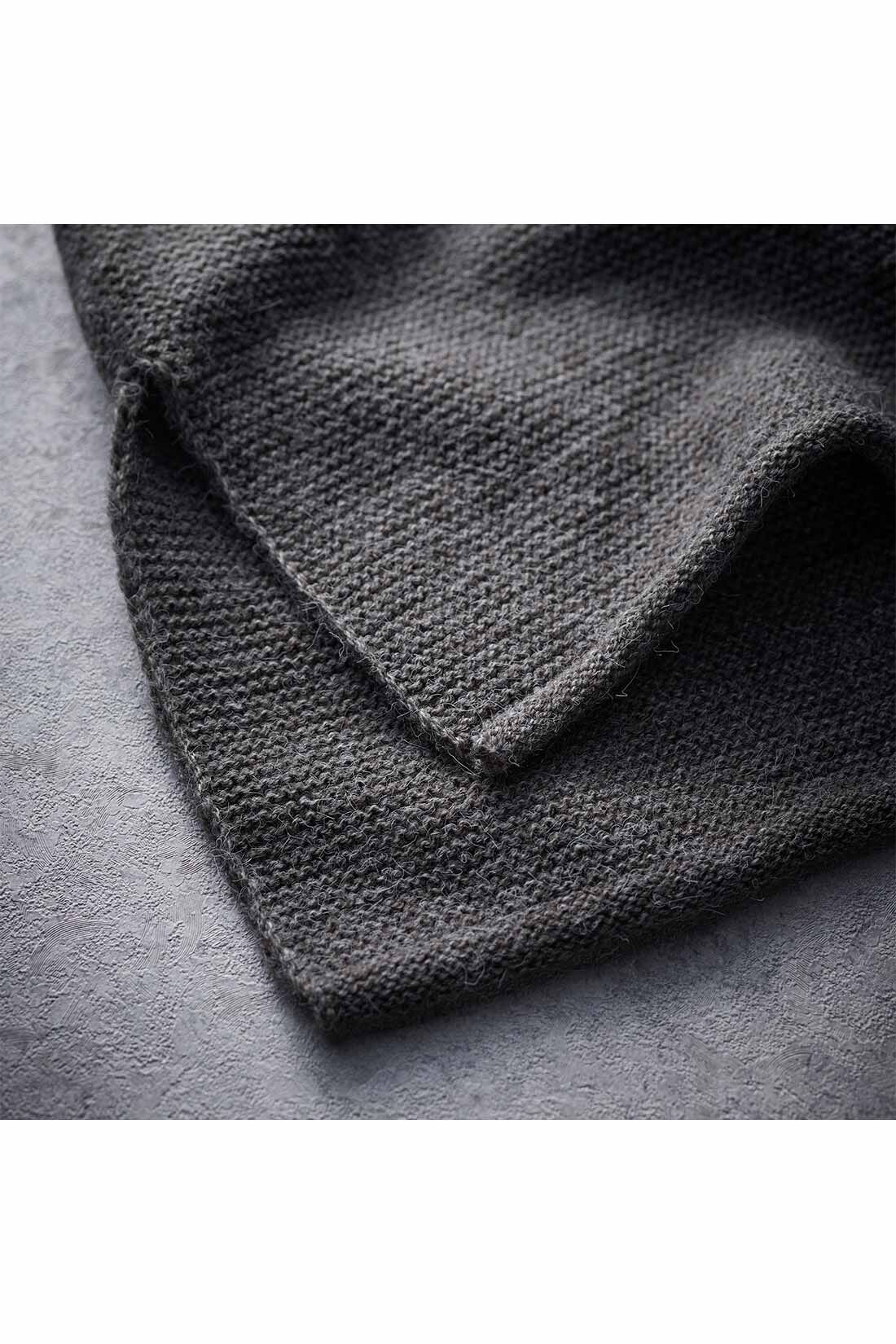 IEDIT[イディット]　ガーター編みのラフシルエットニットベスト|くるんとさせた衿ぐりとすそは、カットアウト風でこなれ感を表現。両わきのスリットで抜け感と動きをつけて。