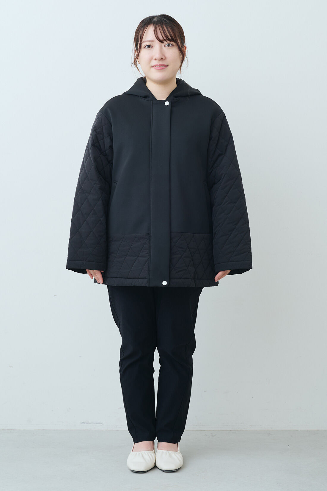 IEDIT［イディット］|IEDIT[イディット]　すっきり着られるダンボール素材×キルティングの上品切り替えコート〈ブラック〉|モデル身長：149cm　着用サイズ：M
