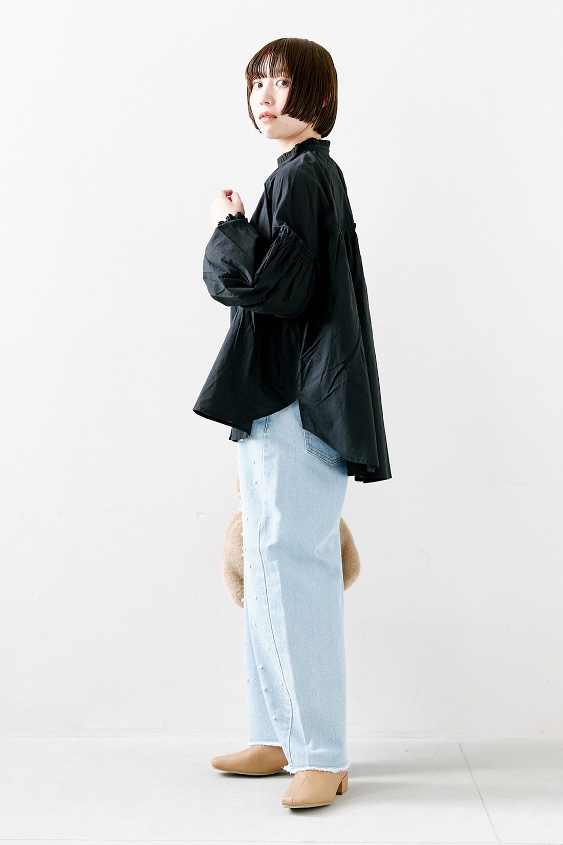 IEDIT［イディット］|IEDIT[イディット]　パール調パーツが散りばめられた ごきげんストレッチのデニムパンツ〈ライトブルー〉|モデル身長：150cm　着用サイズ：SP