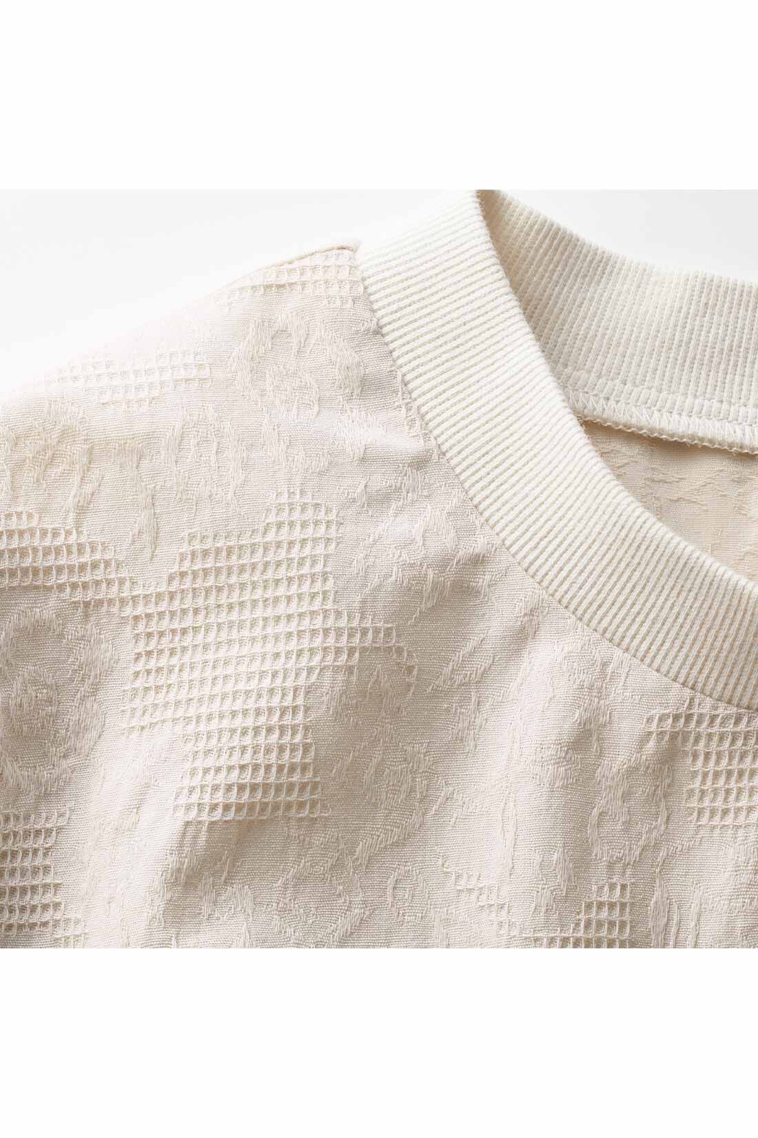 IEDIT[イディット]　フラワー織り柄でさり気なく気分があがる コットンドビー素材の袖タックデザインプルオーバー|ネック部分をリブで切り替え、Tシャツ感覚の気軽さをプラス。