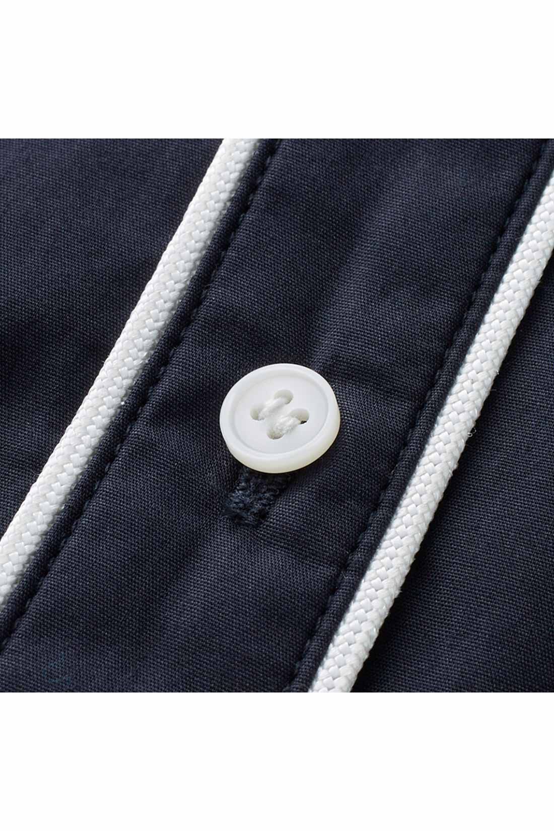 IEDIT|IEDIT[イディット]　コーデのポイントになる きれいめパイピングシャツ〈ネイビー〉|白いパイピングテープとボタンが、清潔感＆華やかなアクセントに。