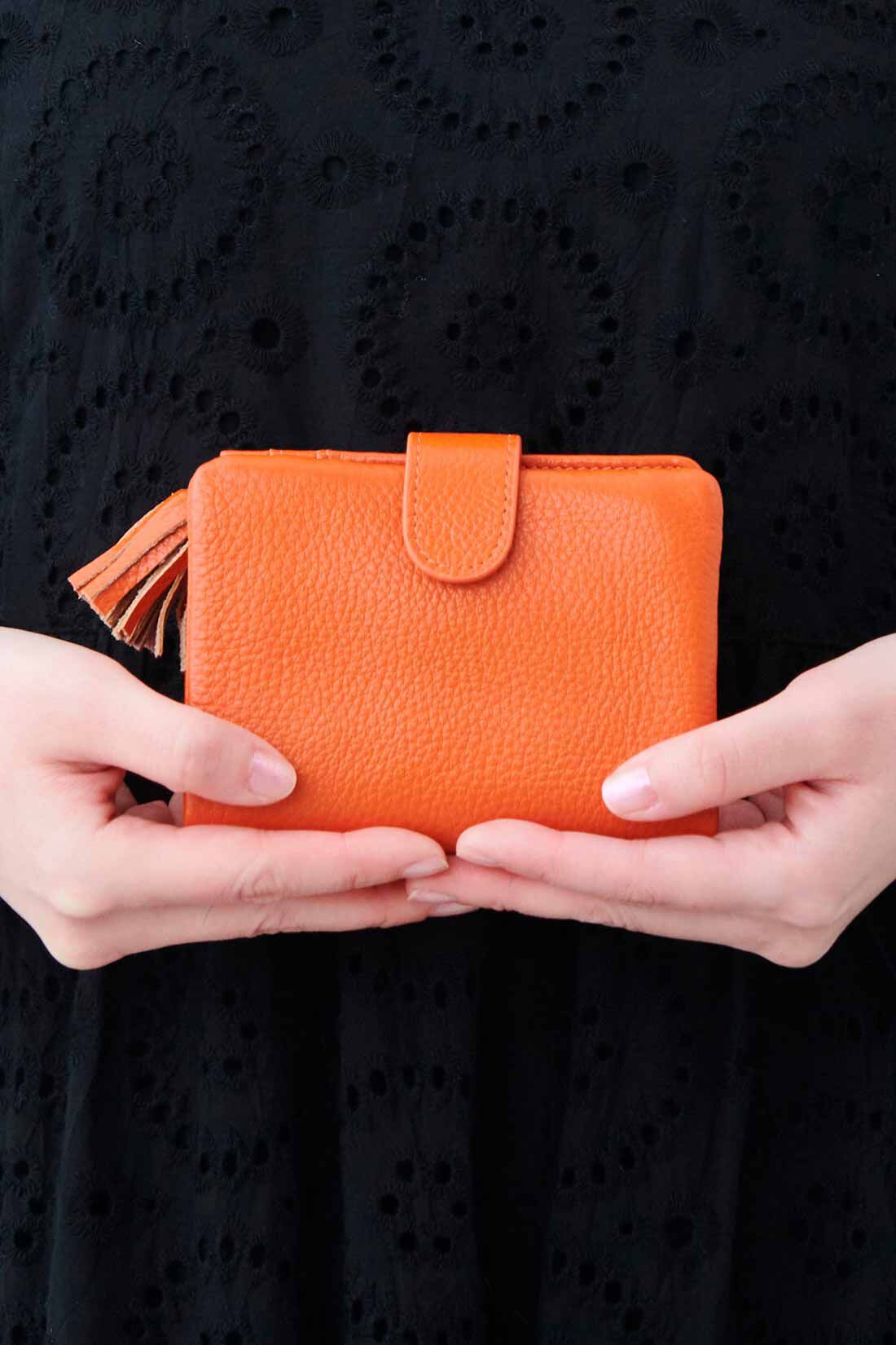 イディット|IEDIT[イディット]　くったり本革素材できれいめ二つ折り財布〈オレンジ〉