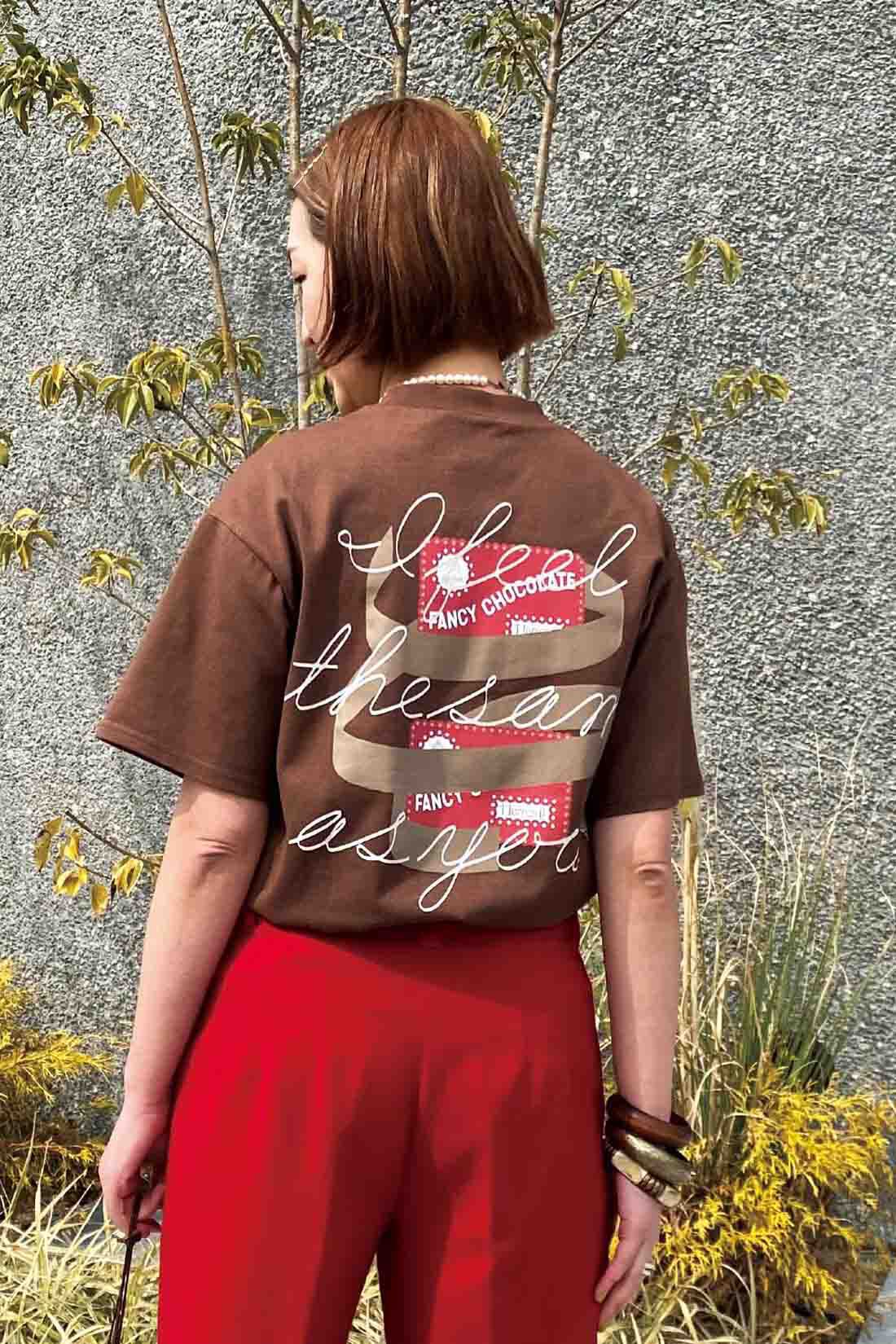 IEDIT|Live love cottonプロジェクト　IEDIT[イディット]　洋菓子のモロゾフコラボ大人な甘さクラシカルチョコレートパッケージプリントTシャツ〈チョコレートブラウン〉|168cm Mサイズ着用