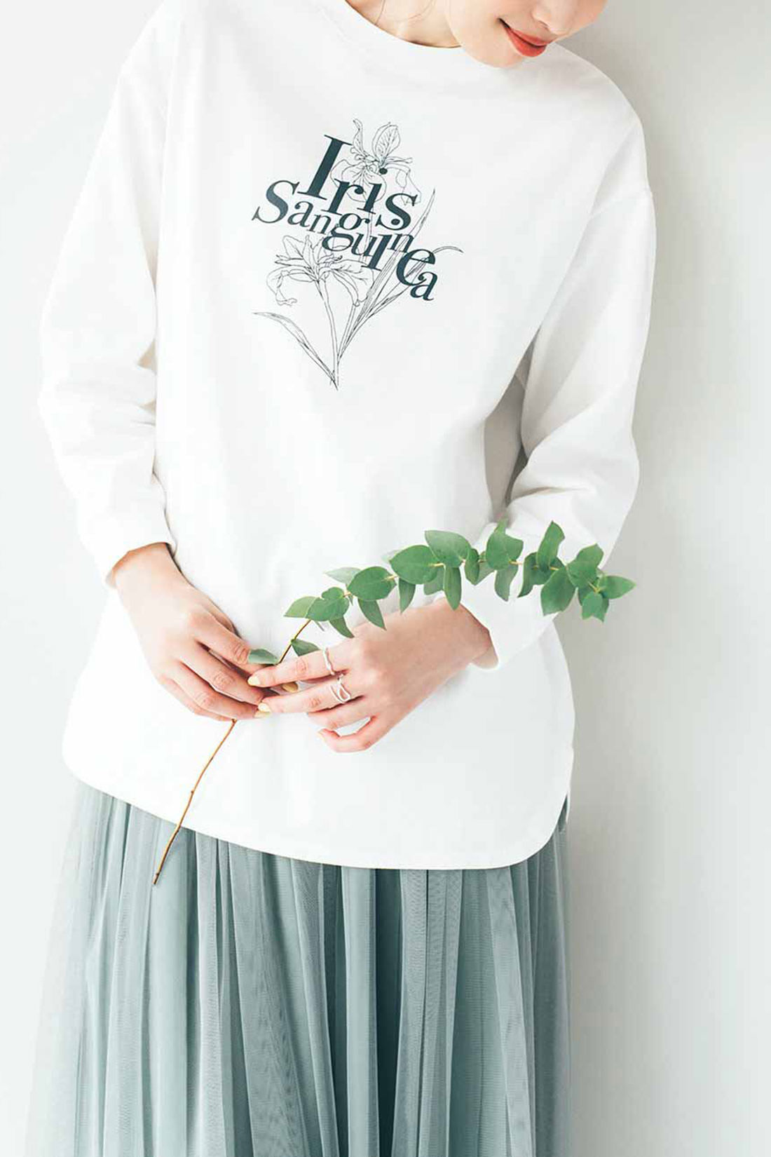 IEDIT［イディット］|Live love cotton（R）プロジェクト IEDIT[イディット]　大人のためのモノトーンフラワーロゴプリントTシャツ〈カスミ草〉|これは参考画像です。お届けするタイプとは異なります。