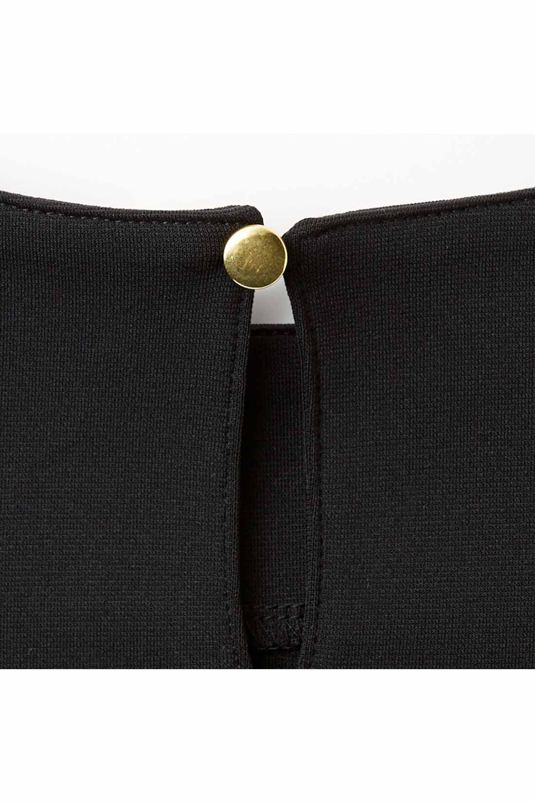 IEDIT|IEDIT[イディット]　花粉リリース＆UVカットで快適優秀なブラックワンピース〈ブラック〉|さりげない抜け感が女性らしい涙開きデザインと小さなボタンが、後ろ姿のアクセント。