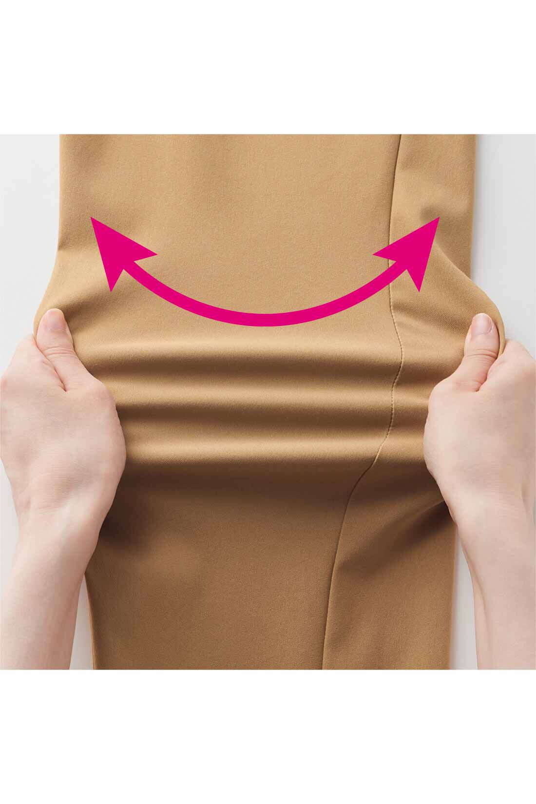 IEDIT|IEDIT[イディット]　ぐいっとしなやか サイドタックデザイン ストレッチ布はく素材のエアノビワイドパンツ〈ネイビー〉|動きに応じてぐいっと伸びるストレッチ素材は、はいているのを忘れるほど軽やかでらくなはき心地。