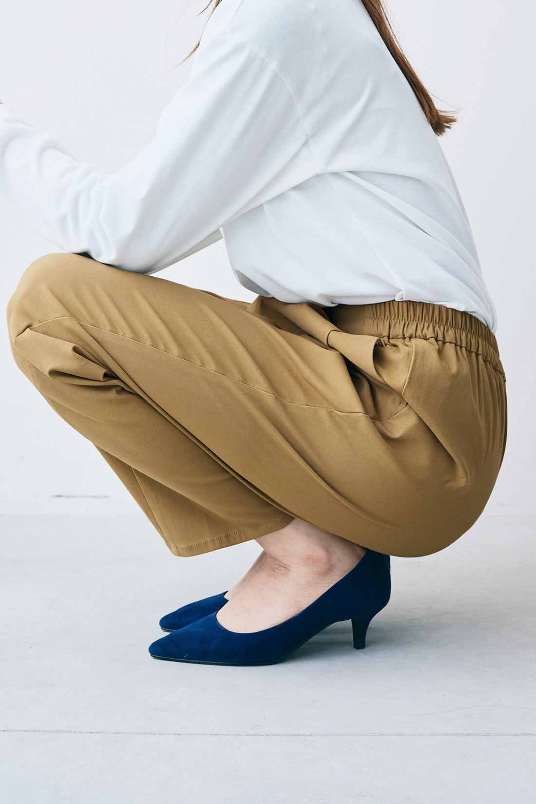 IEDIT［イディット］|IEDIT[イディット]　ぐいっとしなやかで快適な美脚見えナイスラっとエアノビテーパードパンツ〈ネイビー〉|しゃがんでも座りっぱなしでも快適で、ひざやおしりも伸びやからくちん。背中も見えにくくて安心！　※お届けするカラーとは異なります。