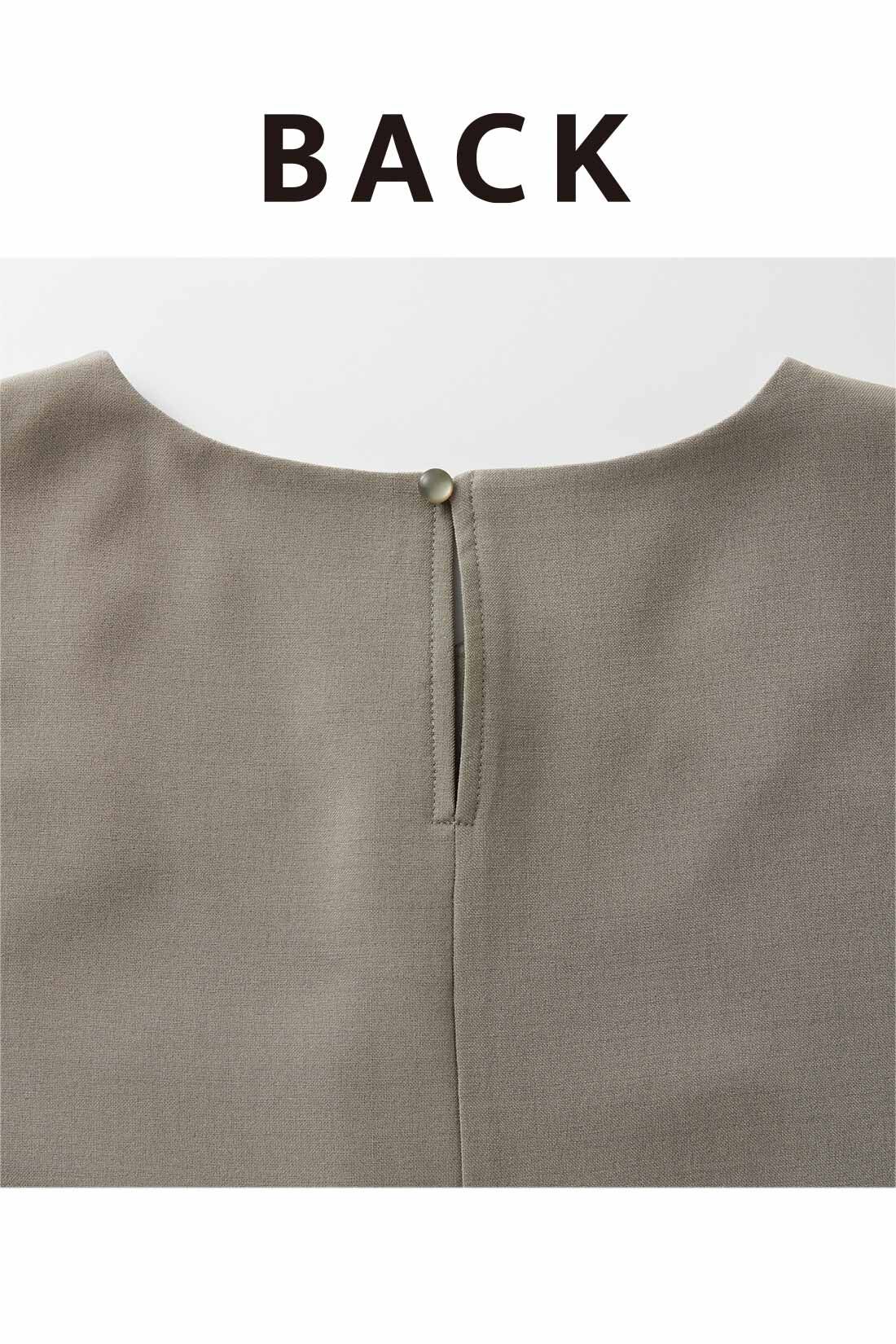 IEDIT［イディット］|IEDIT[イディット]　UVカット・接触冷感・抗菌防臭加工がうれしい リラクシーな着心地のキレイ見えユースフルセットアップ〈カーキグレー〉|スリット開きとボタンが上品なバックデザイン。