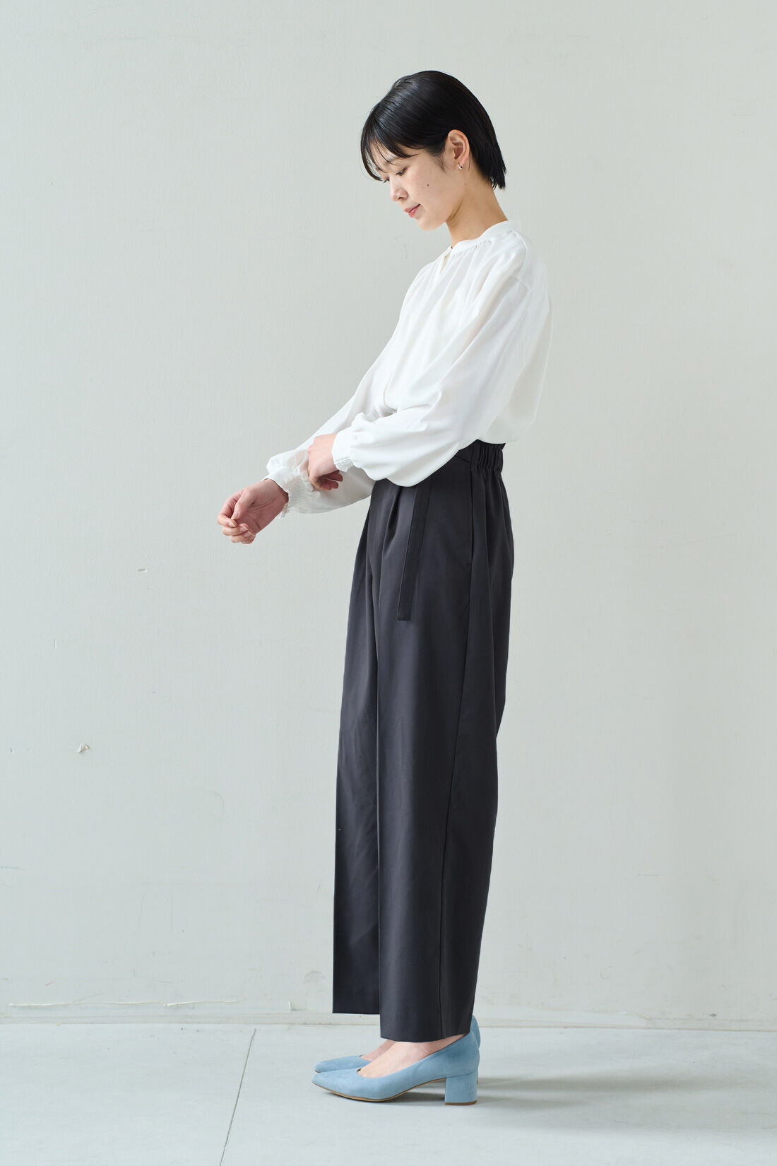 IEDIT［イディット］|IEDIT[イディット]　大人にちょうどいい　ベルト付きハイウエストワイドパンツ〈グレー〉|モデル身長：163cm　着用サイズ：M