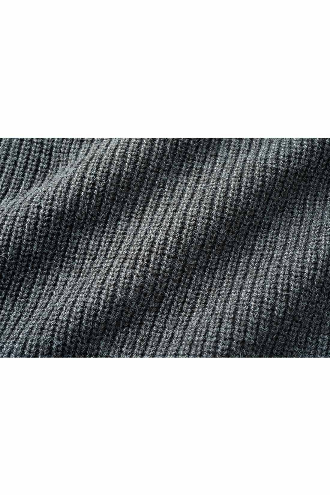 IEDIT[イディット]　すそクロスデザインが新鮮なニットトップス〈ダークグレー〉|ほどよく厚地で表面感のある片あぜ編みがリッチな表情。 ※お届けするカラーとは異なります。