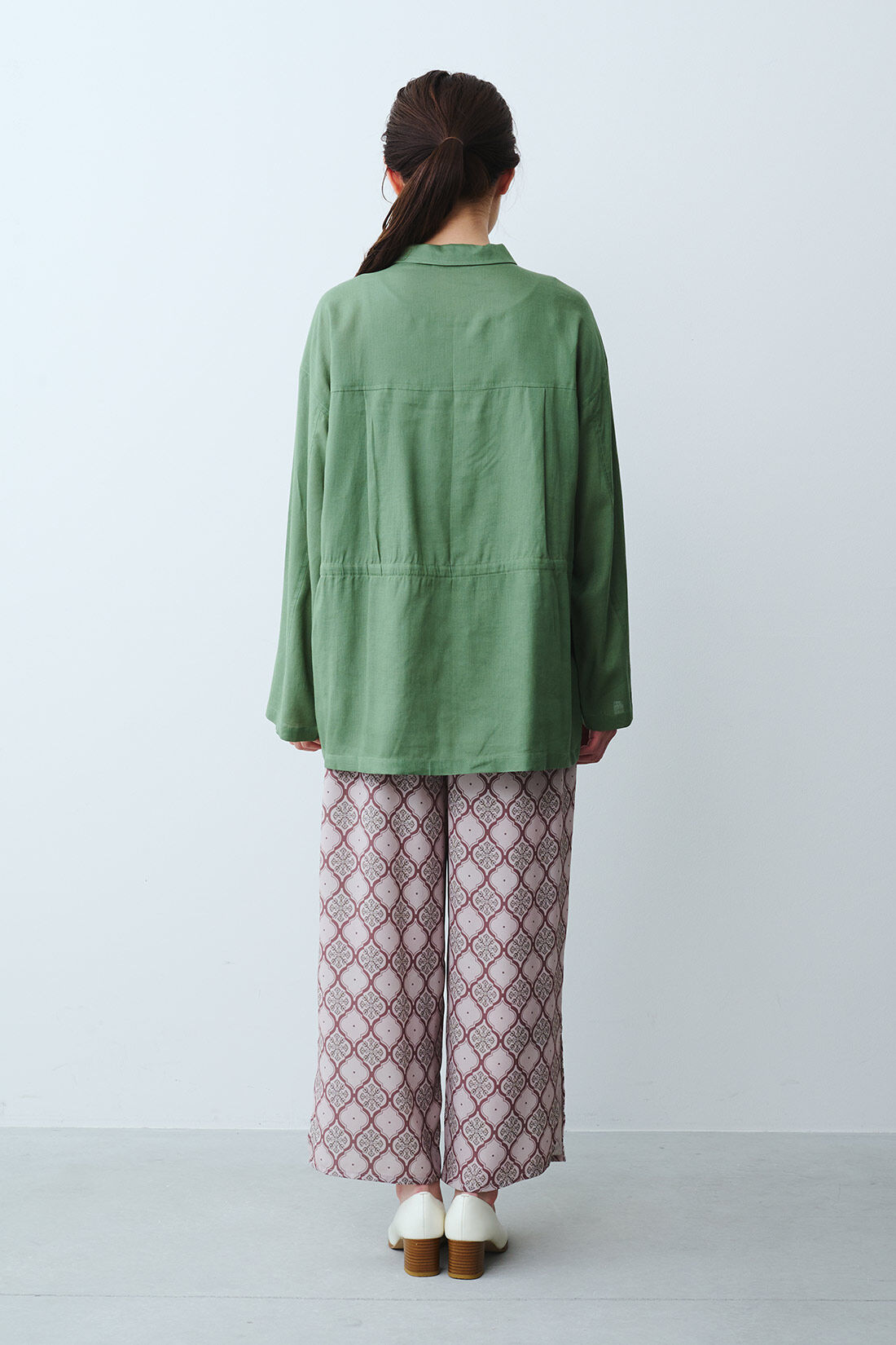 IEDIT|IEDIT[イディット]　リネン混素材のミリタリーシャツジャケット〈カーキグリーン〉|モデル身長：163cm　着用サイズ：M