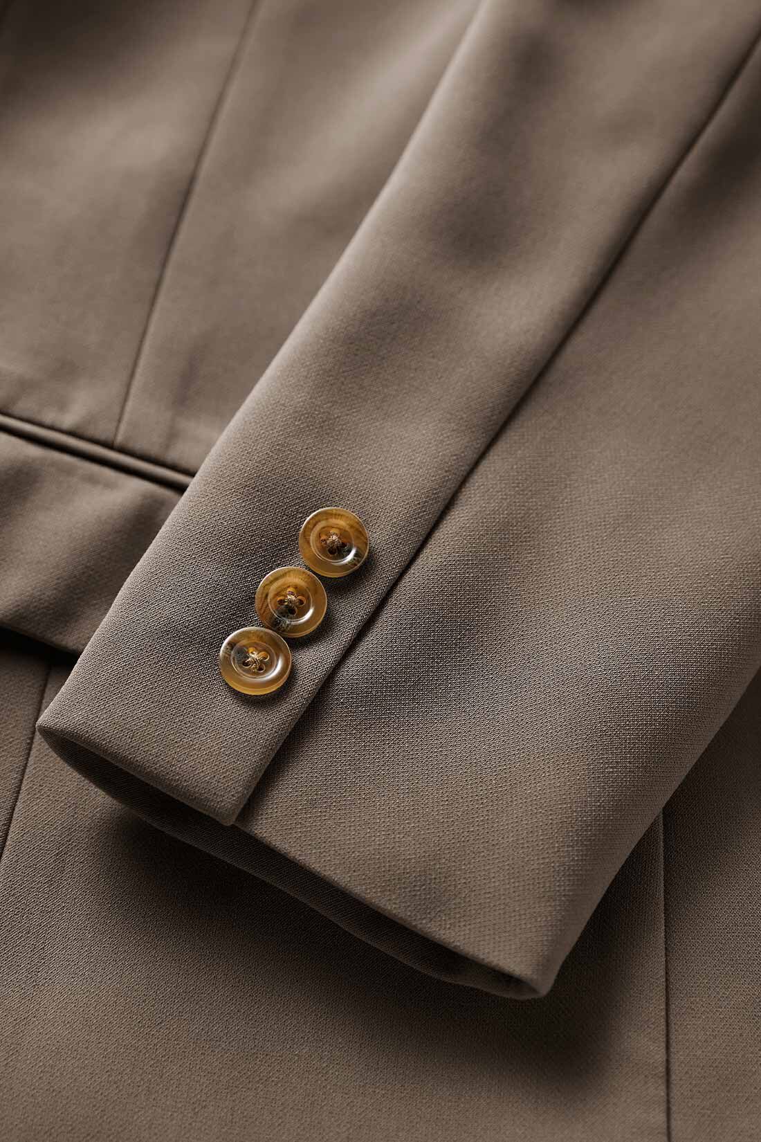 IEDIT|IEDIT[イディット]　スーツ屋さん監修 洗練こなれセットアップ〈モカブラウン〉|【素材】ほどよい厚みのある布はく素材や厚めのボタンもリッチな表情。