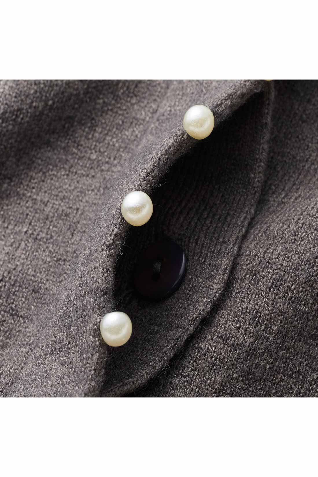 IEDIT[イディット]　アクセサリーみたいなミニパールが上品な 柄編み袖のカーディガン〈グレー〉|フロントボタンを隠した比翼仕立て。パールの飾りが引き立つデザインに。