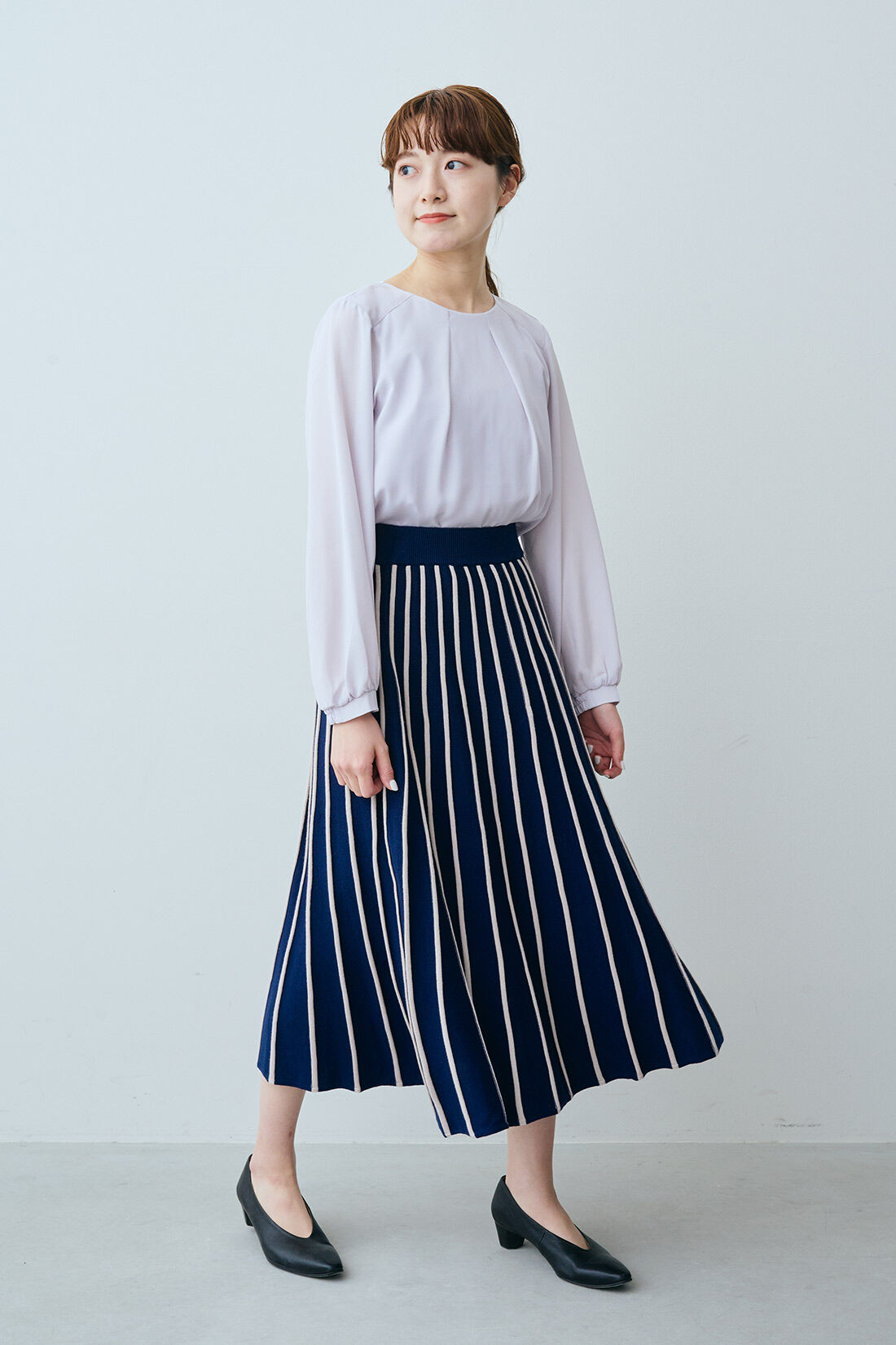 IEDIT[イディット]　ストライプ編み柄のニットフレアースカート〈ネイビー〉|モデル身長：163cm　着用サイズ：M