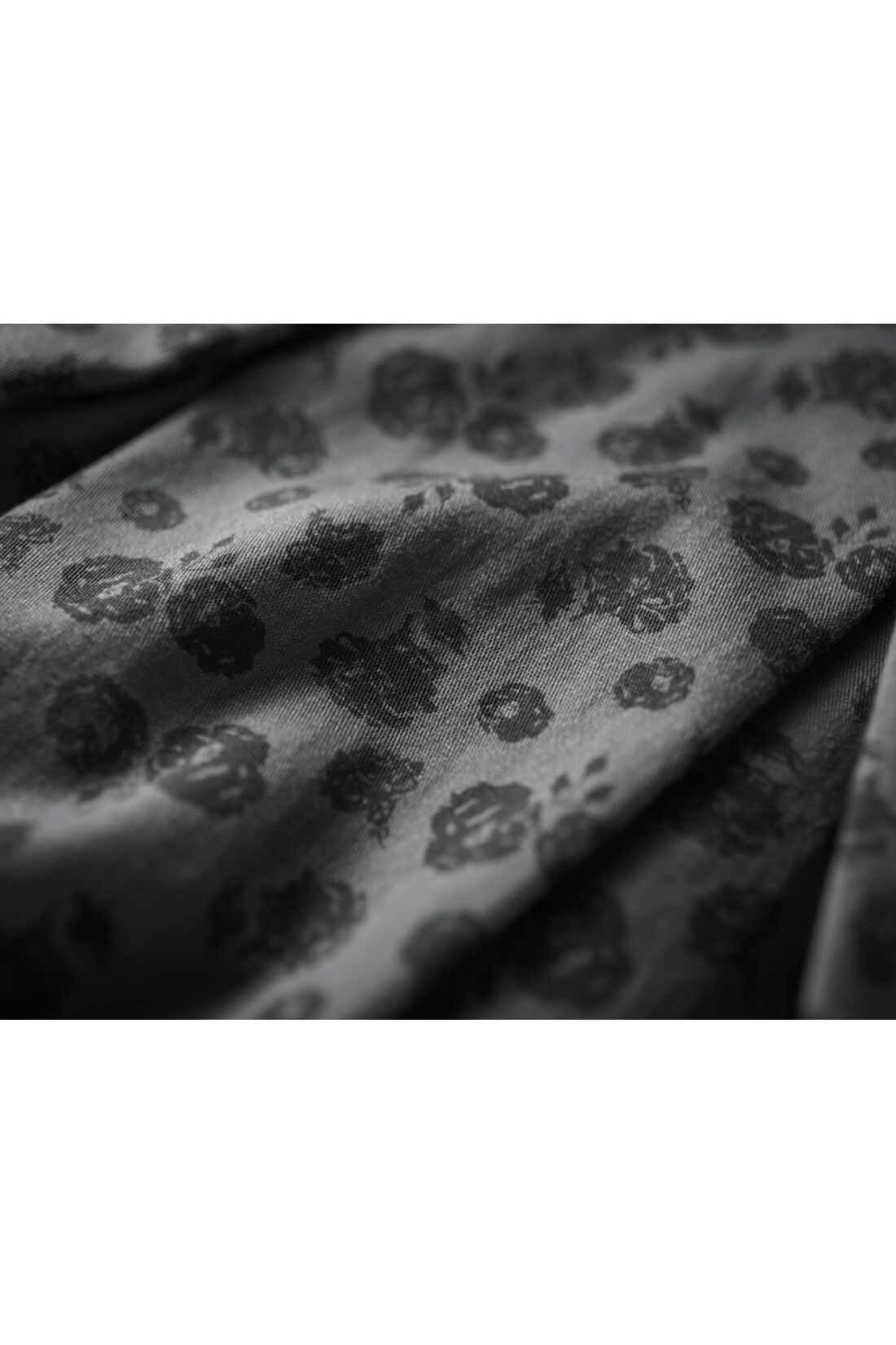 IEDIT[イディット]　フラワープリントのタックロングスカート〈グレー〉|しわになりにくく張りのある、さわやかな綿混素材。