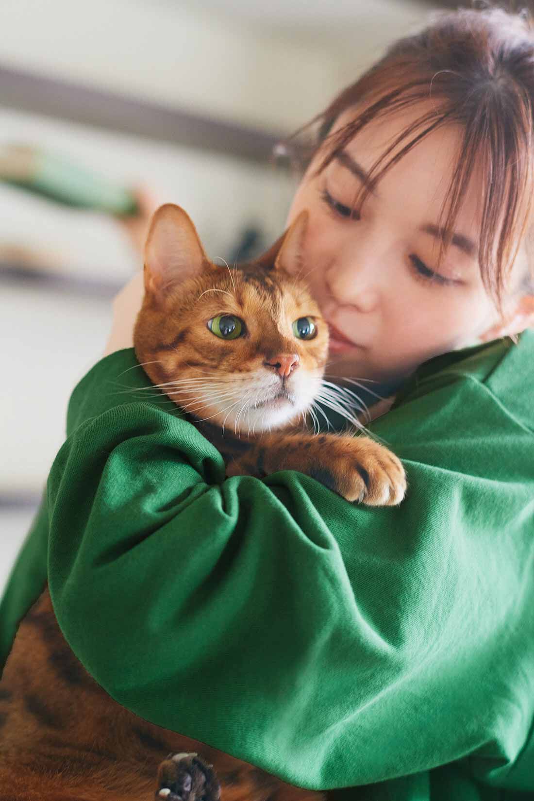 IEDIT|宮田聡子さん×猫部×IEDIT[イディット]　さがら刺しゅうのワンポイント猫がかわいい裏毛プルオーバー〈ホワイト〉