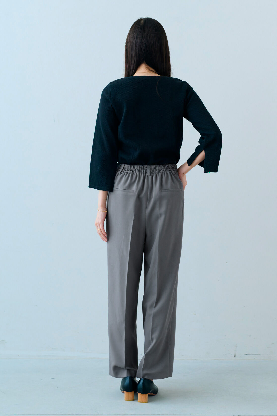 IEDIT|Live love cotton（R）プロジェクト IEDIT[イディット]　デザインネックでデコルテ華やぐ　フレアースリーブカットソー〈ブラック〉|モデル身長：163cm　着用サイズ：M
