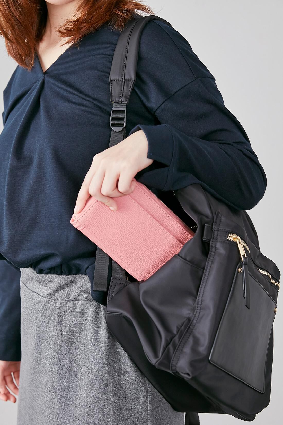 IEDIT[イディット]ワガママ企画　通勤にうれしい安心機能が盛りだくさん！ きれいめ大人リュック〈ブラック〉|背負ったまま、背中側のファスナーから財布などを取り出せます。