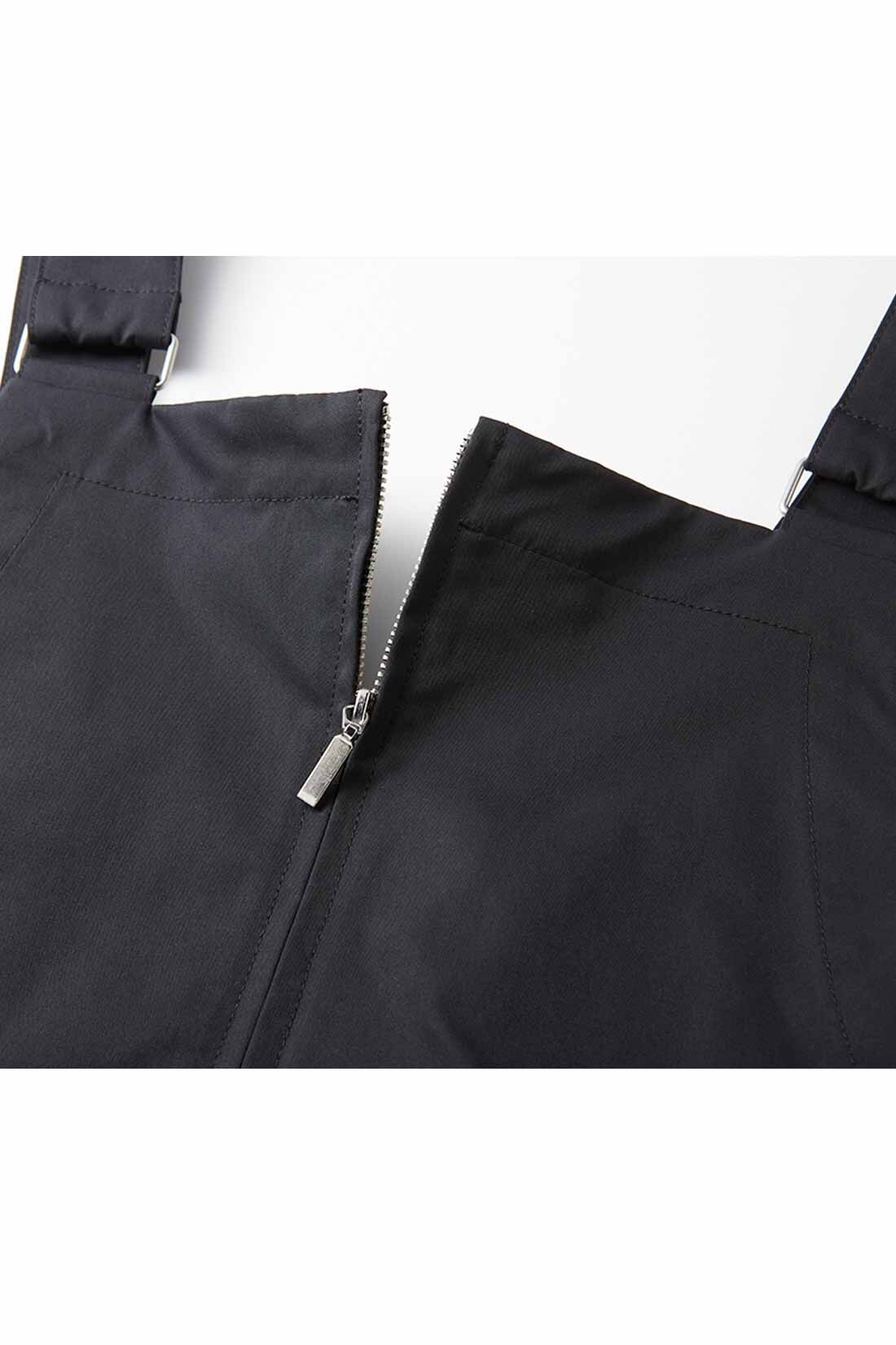 IEDIT|IEDIT[イディット]　小森美穂子さんコラボ 撥水（はっすい）素材の大人ジャンパースカート〈ブラック〉|インナーに合わせて開き加減を調整できるフロントファスナーもデザインポイント。
