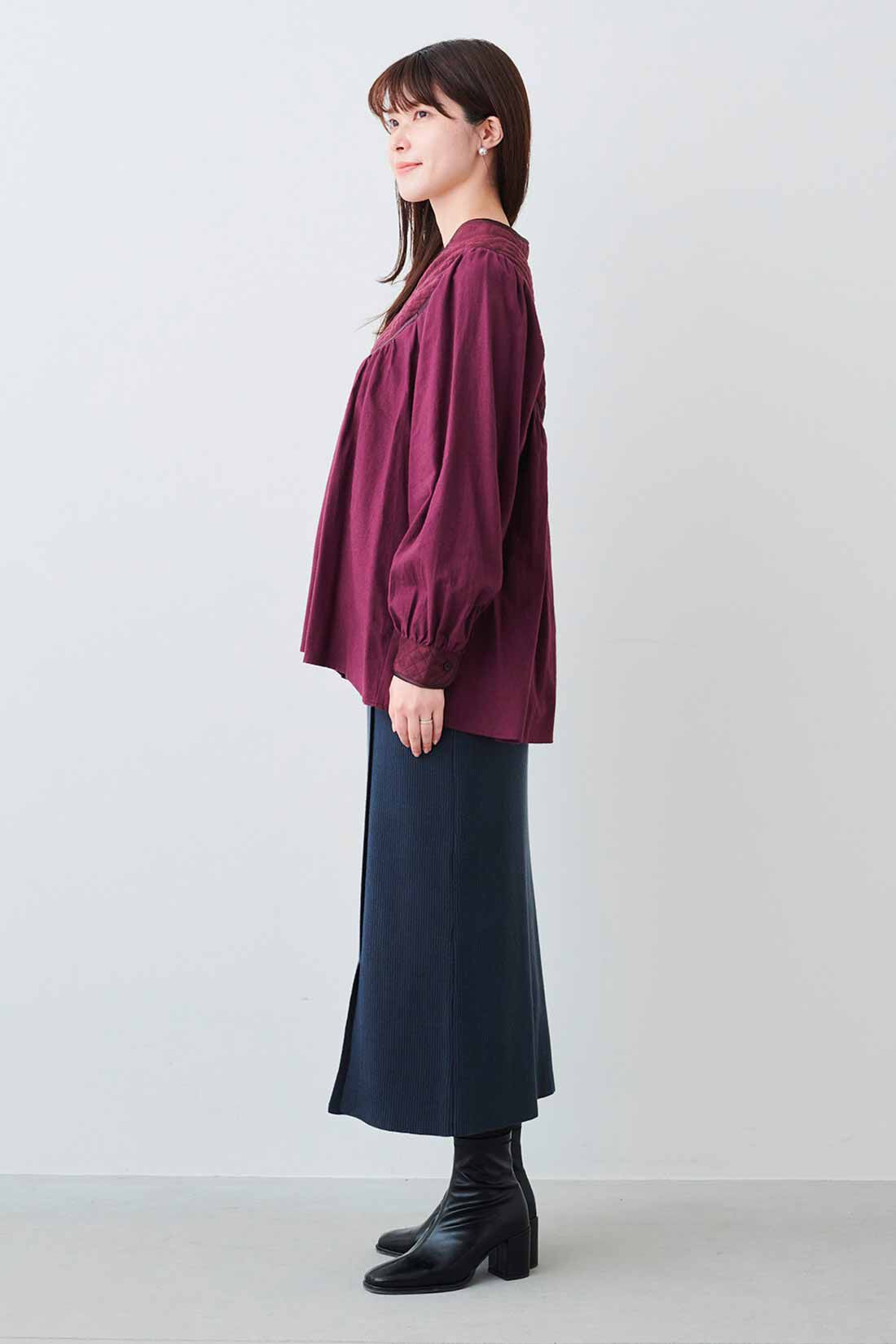 IEDIT|IEDIT[イディット]　Iラインシルエットのスリットデザインリブニットスカート〈グレイッシュネイビー〉|モデル身長：167cm 着用サイズ：M ※着用イメージです。お届けするカラーとは異なります。