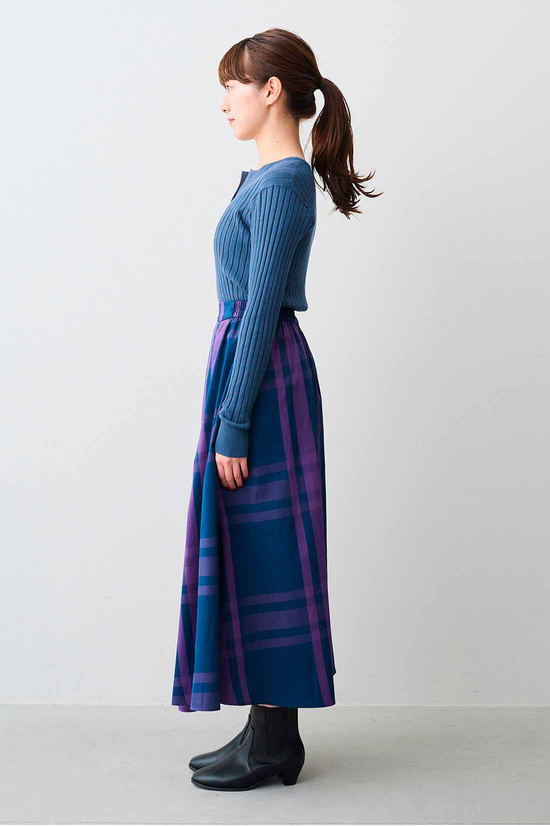 IEDIT[イディット]　きれいシルエットが印象的な着映えチェック柄のタックフレアースカート〈パープル〉|モデル身長：163cm 着用サイズ：M