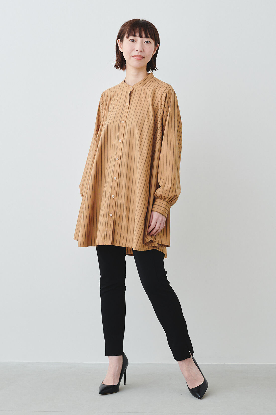 IEDIT|IEDIT[イディット]　360度美しい ふんわりフレアーの着映えバンドカラーシャツチュニック〈ブラックチェック〉|モデル身長：160cm・着用サイズ：M ※着用イメージです。お届けするカラーとは異なります。