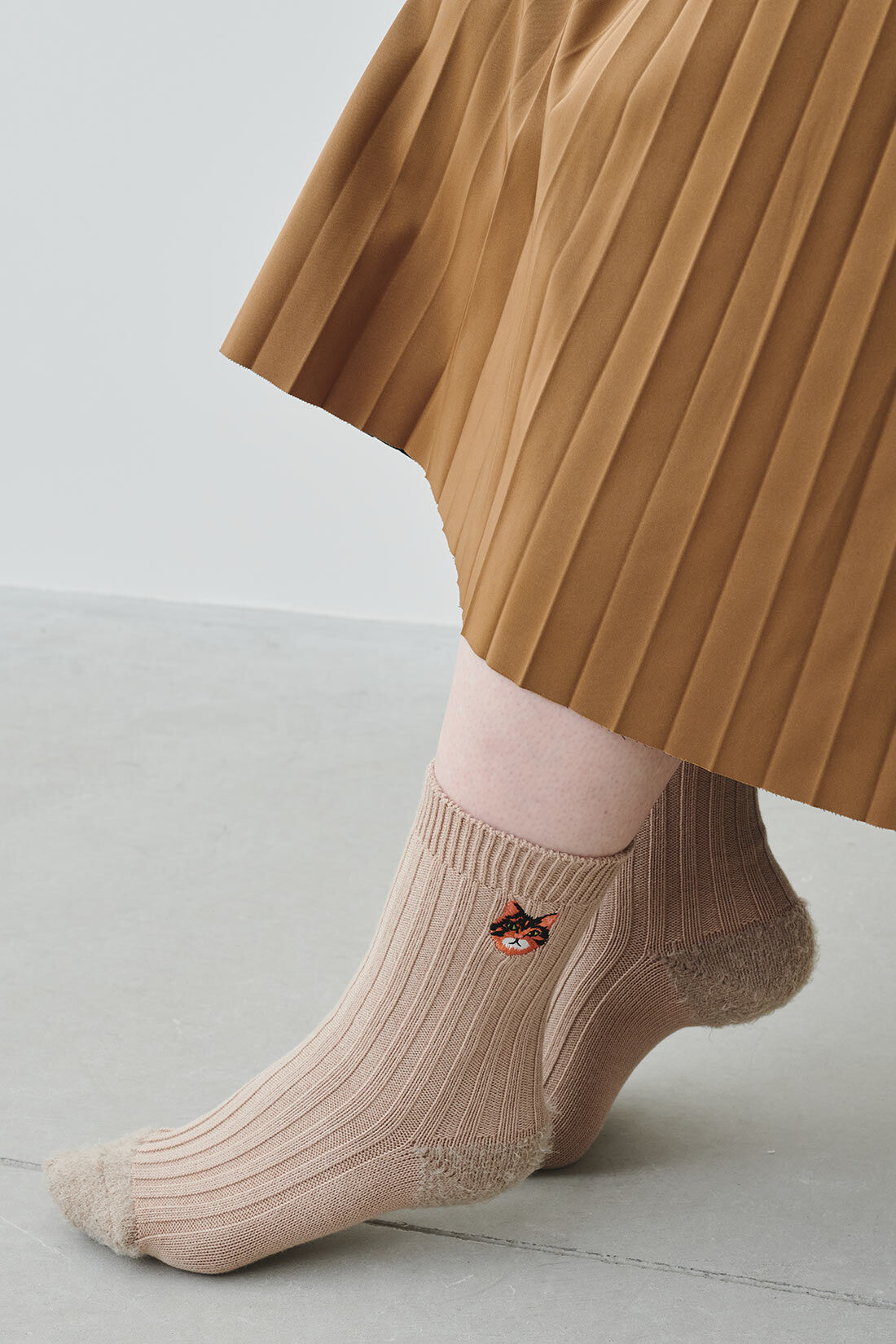 IEDIT|IEDIT[イディット]　宮田聡子さんコラボ ワンポイント猫刺しゅうの異素材切り替え靴下〈オレンジ〉