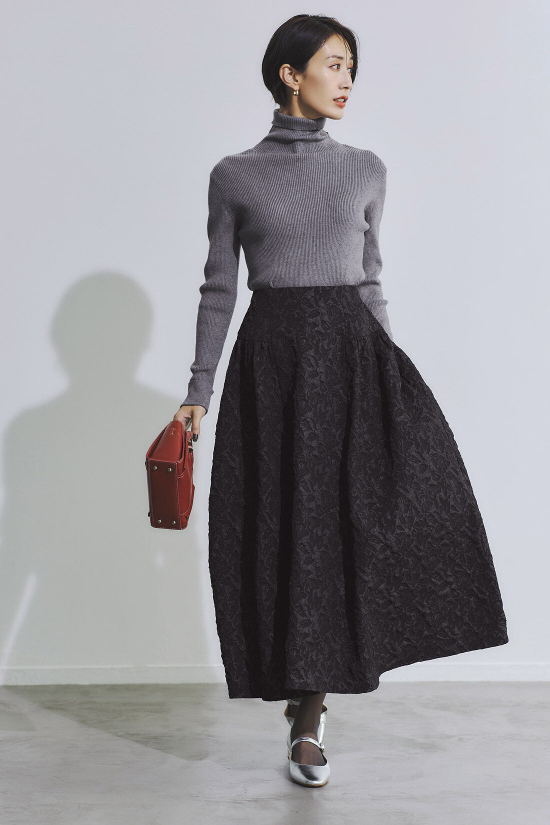 IEDIT|アブストラクト柄 ふくれジャカード フレアースカート〈シャイニーブラック〉のコーディネート