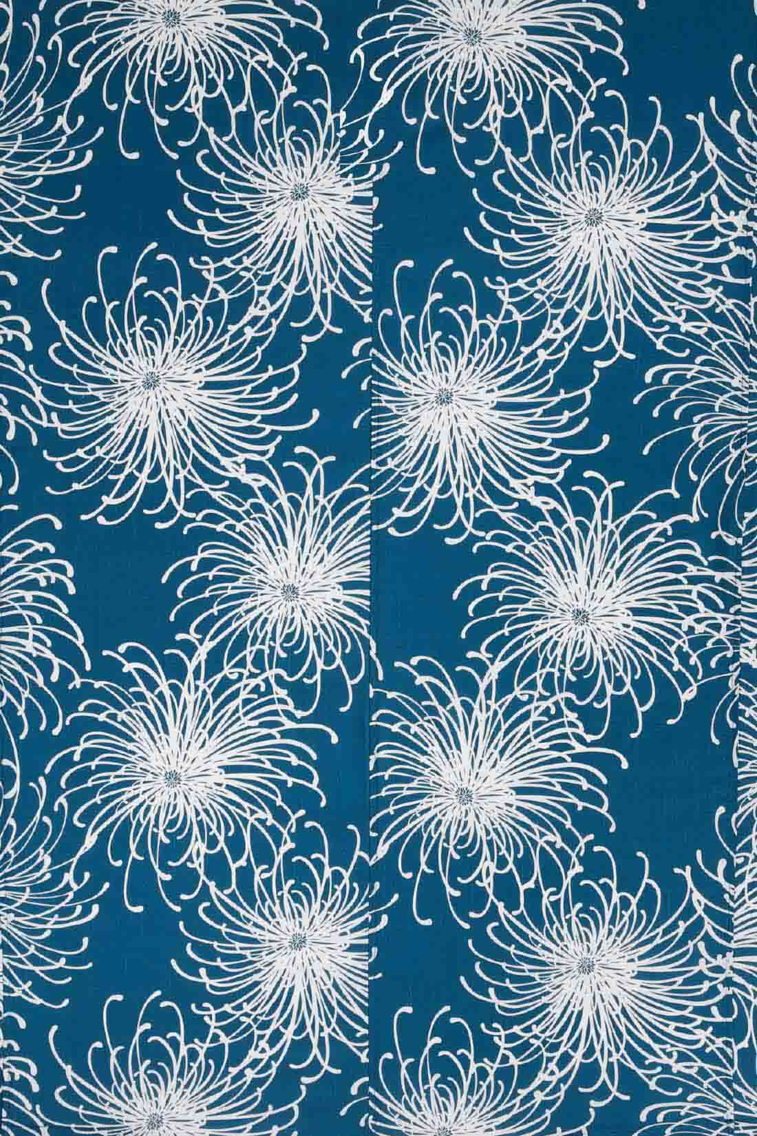 IEDIT|IEDIT[イディット]　着付けいらずでさっと着られる 大人の粋な二部式セパレート浴衣とへこ帯セット〈藍色×水色〉|日本の伝統色である藍色に、大輪の白い糸菊が繊細かつ華やかな印象。